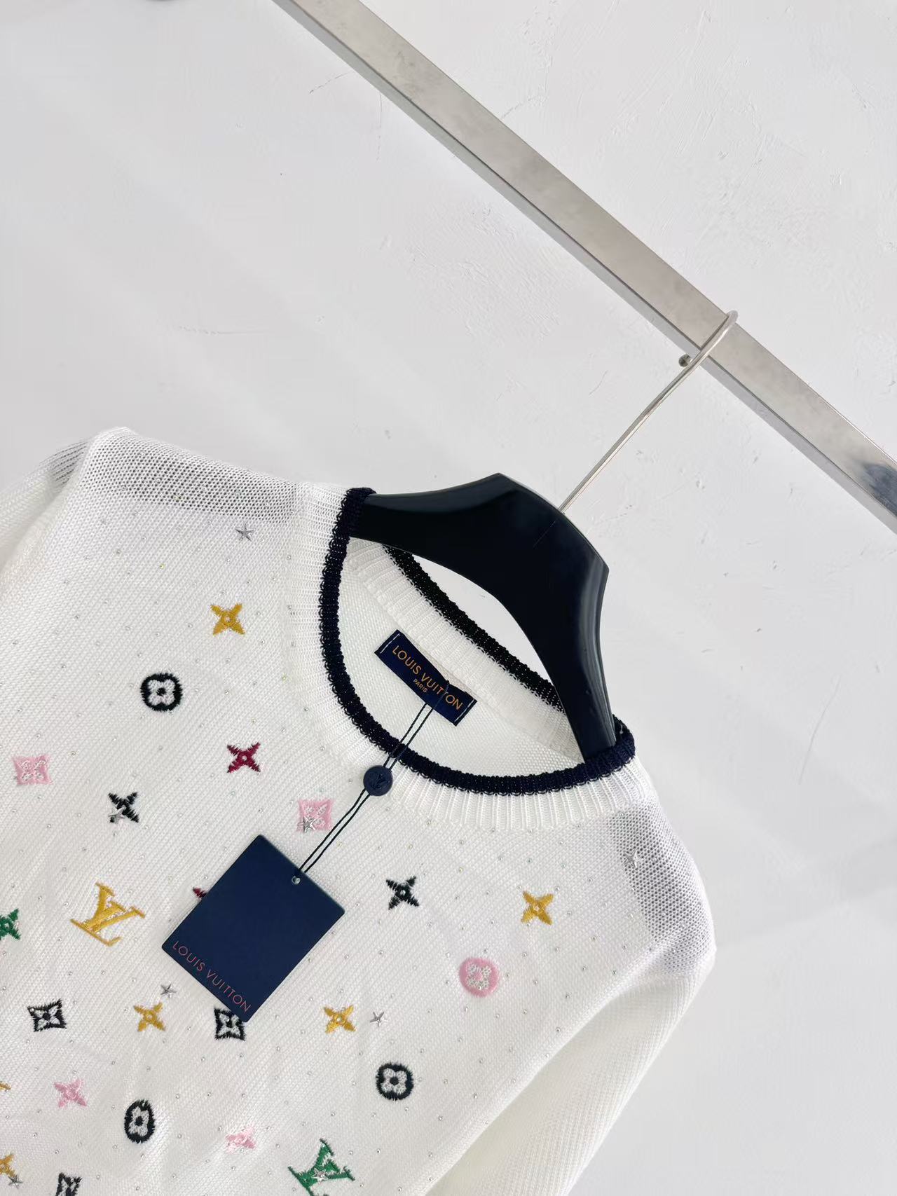 LO 26Two Tone Colorful Embroidery Star Motif Short Sleeve Knit Top