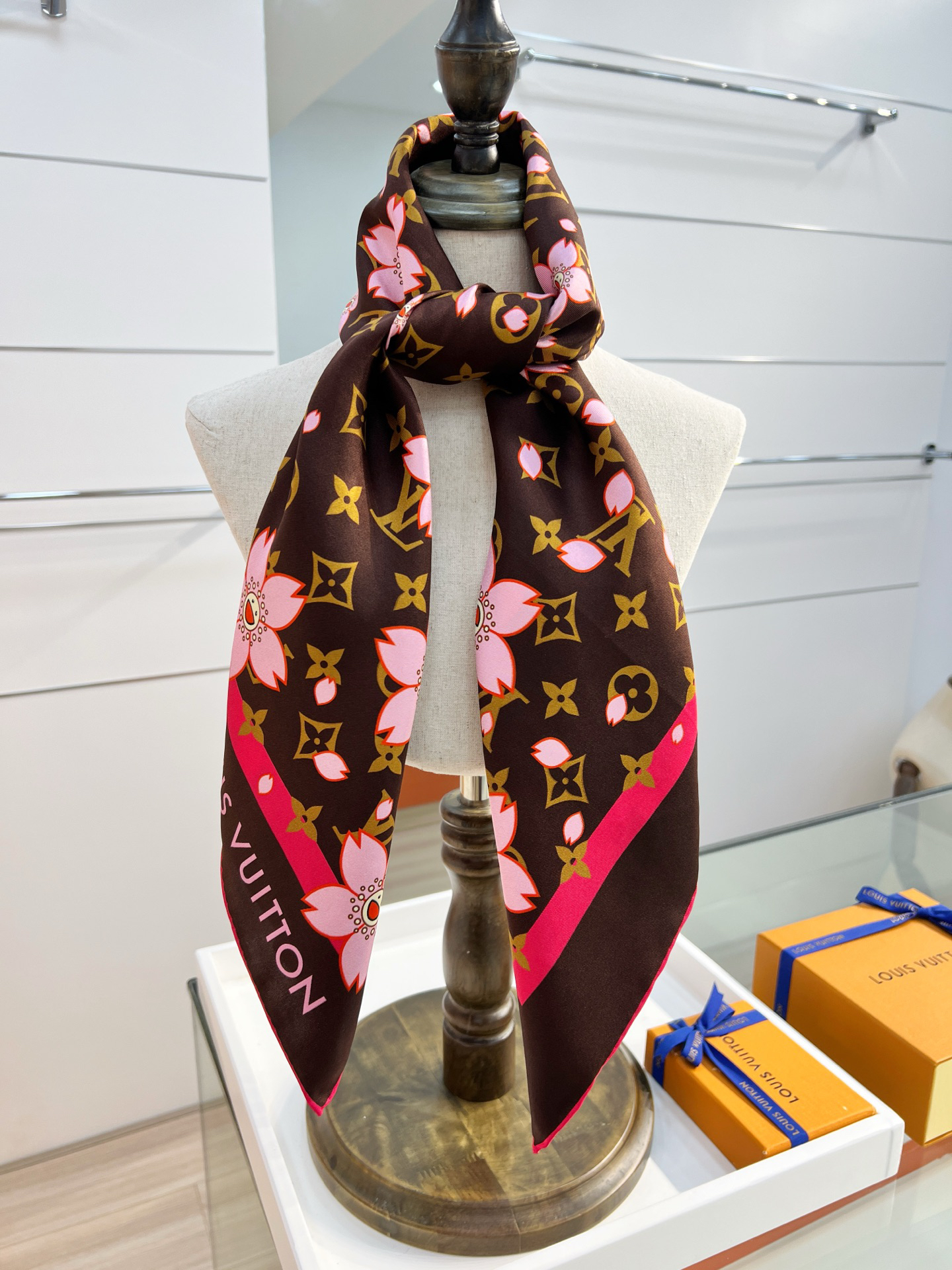 LU18mm top-quality silk double-sided with the same colour 90cm silk square market