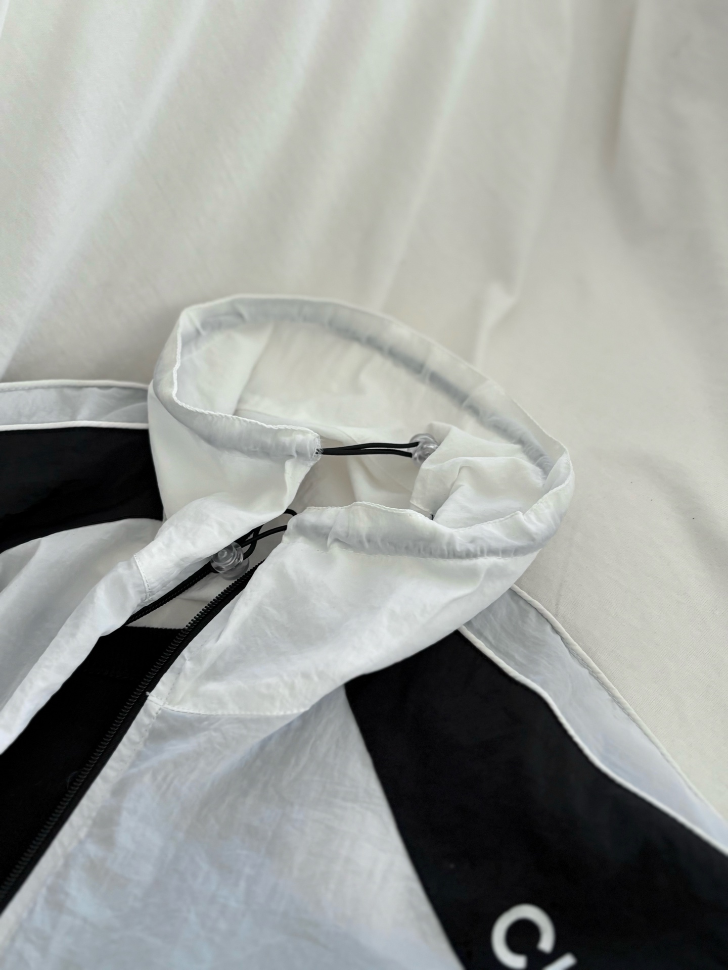 Cha26 summer new Xiaoxiang vintage black and white contrasting sunscreen jacket+sports style small bag