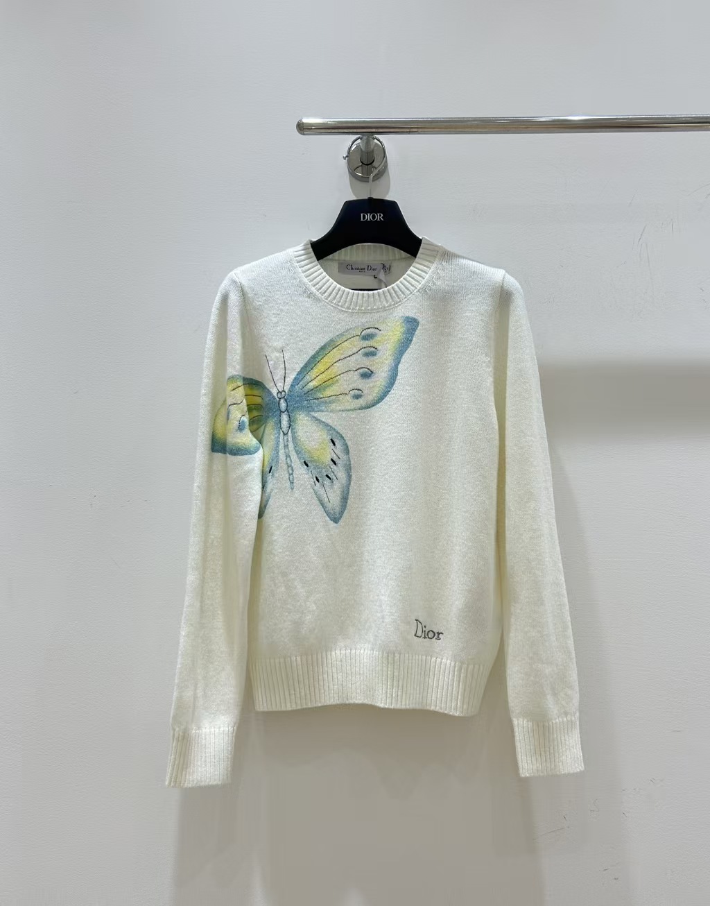 Di jacquardknit crew neck long sleeve sweater.