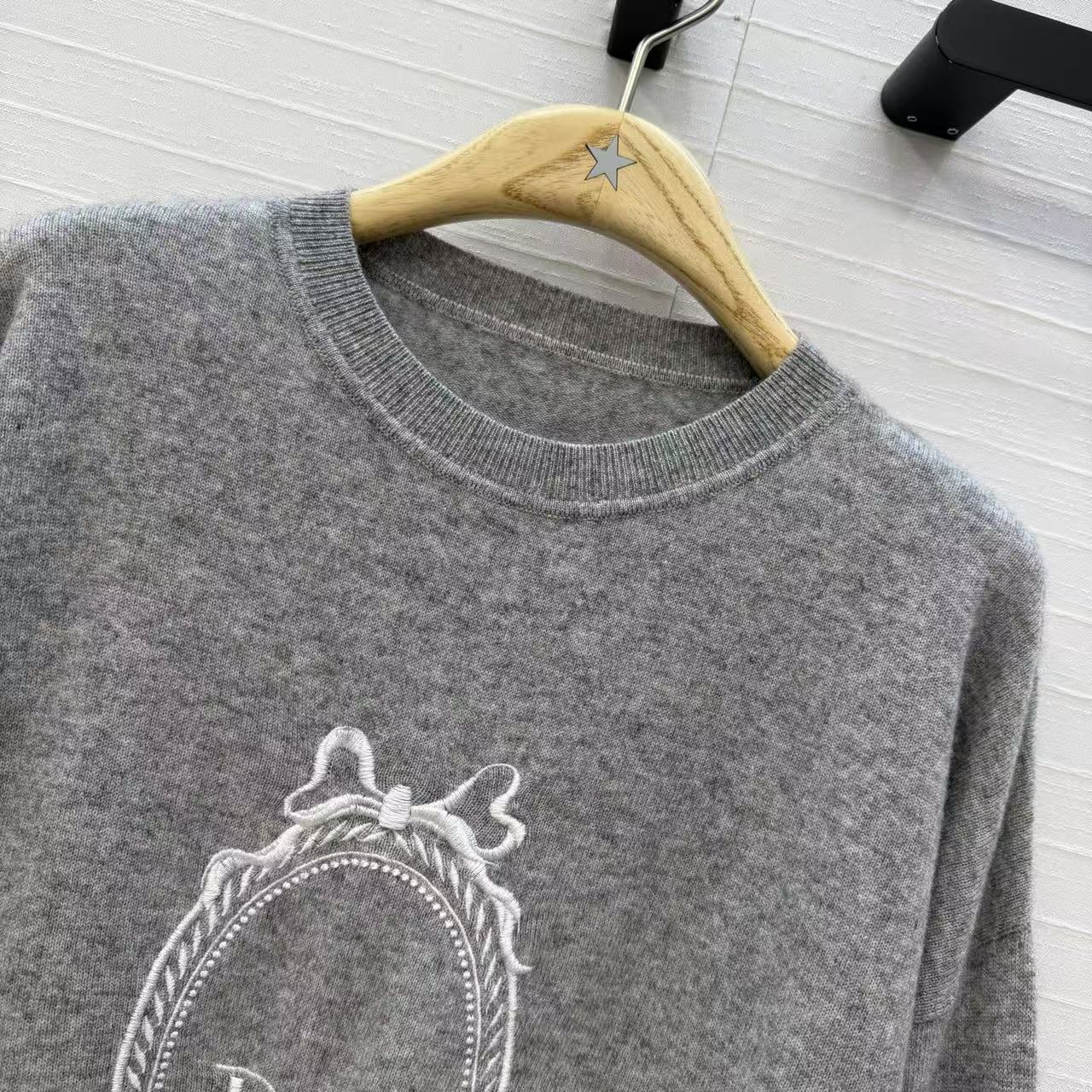 Di Bow Mirror Frame Embroidery Cashmere Crewneck Sweater
