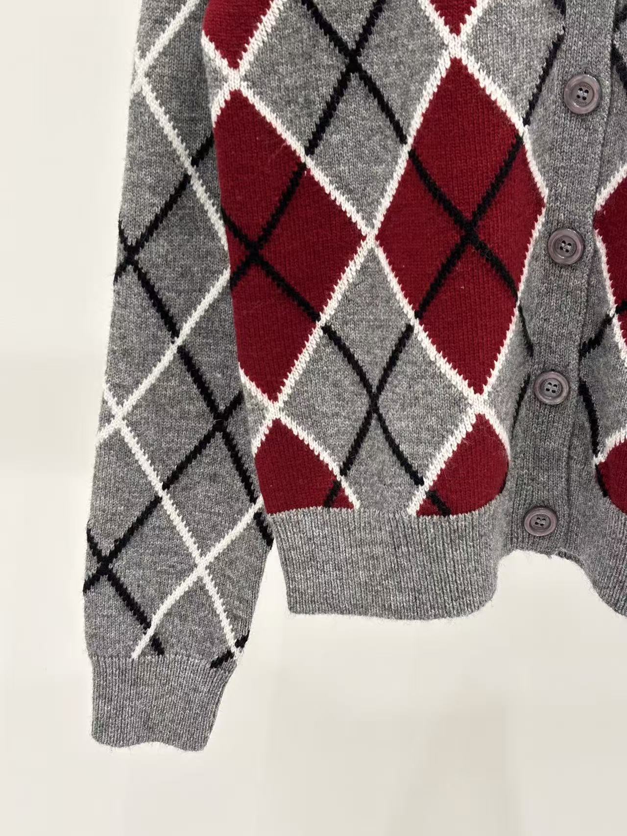 GU 26Argyle Check Embroidered Knit Cardigan
