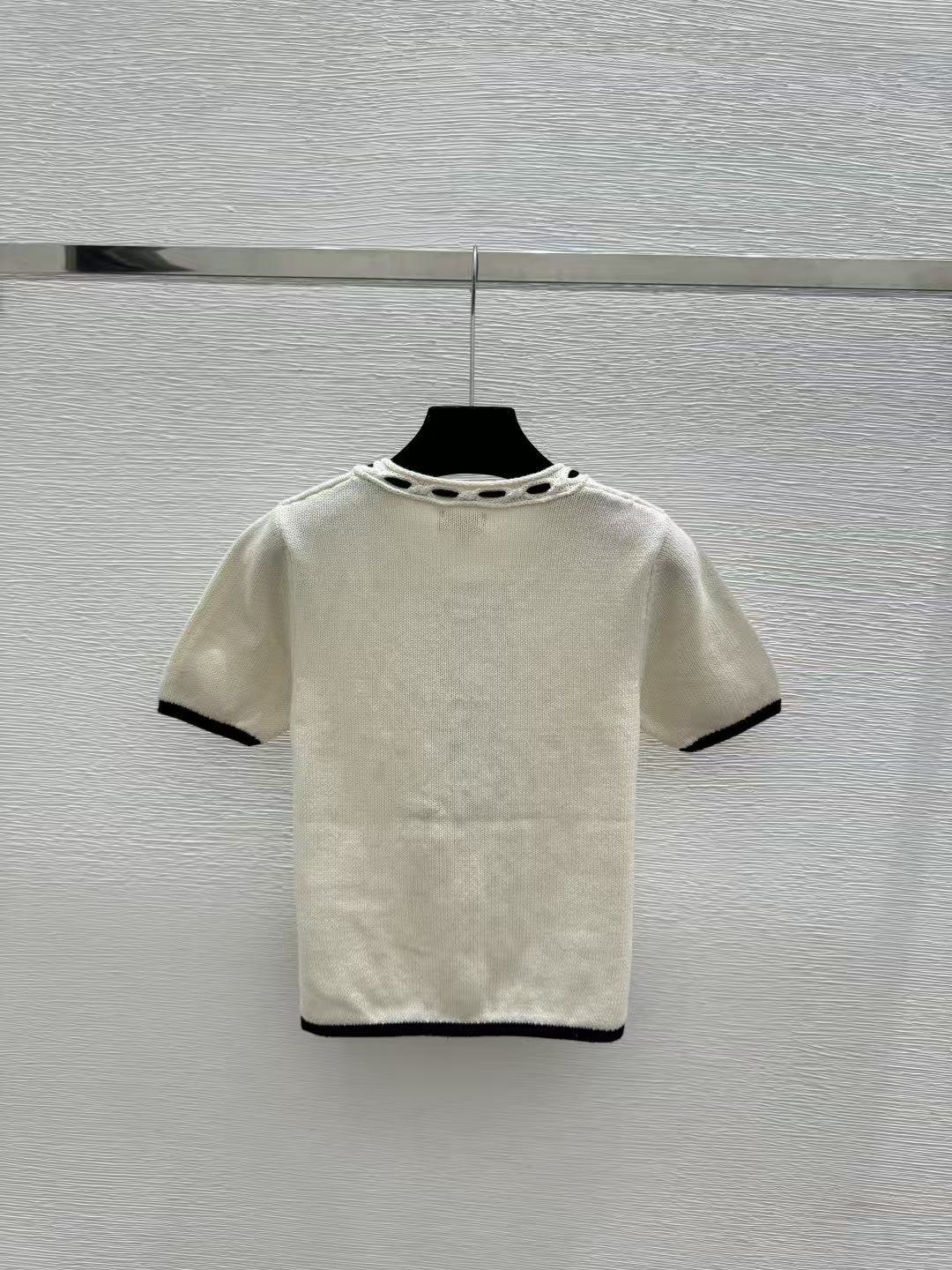 cha Round Neck Cropped Knit Top Contrast Binding Cutout Chain Line Front Placket