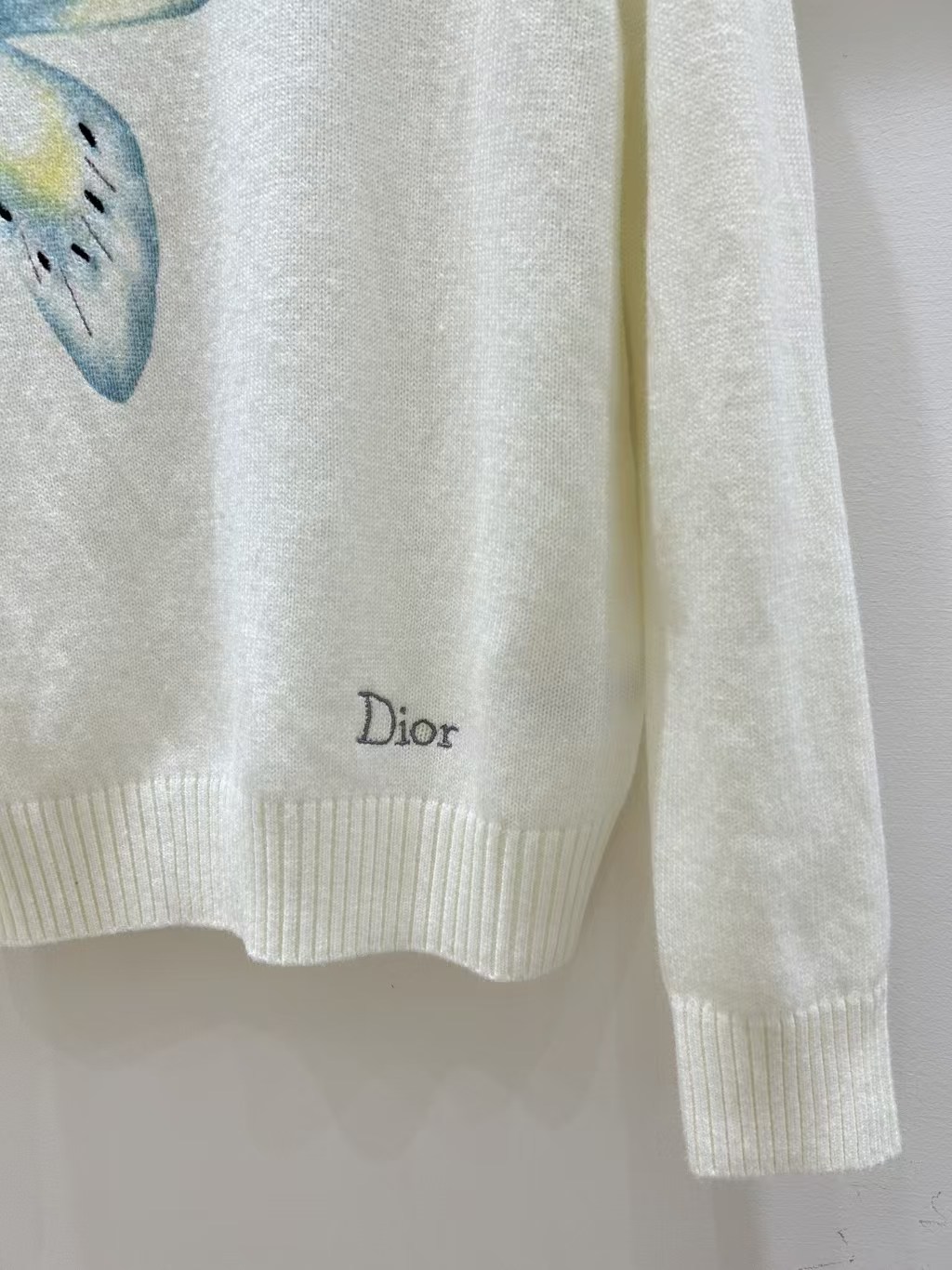 Di jacquardknit crew neck long sleeve sweater.