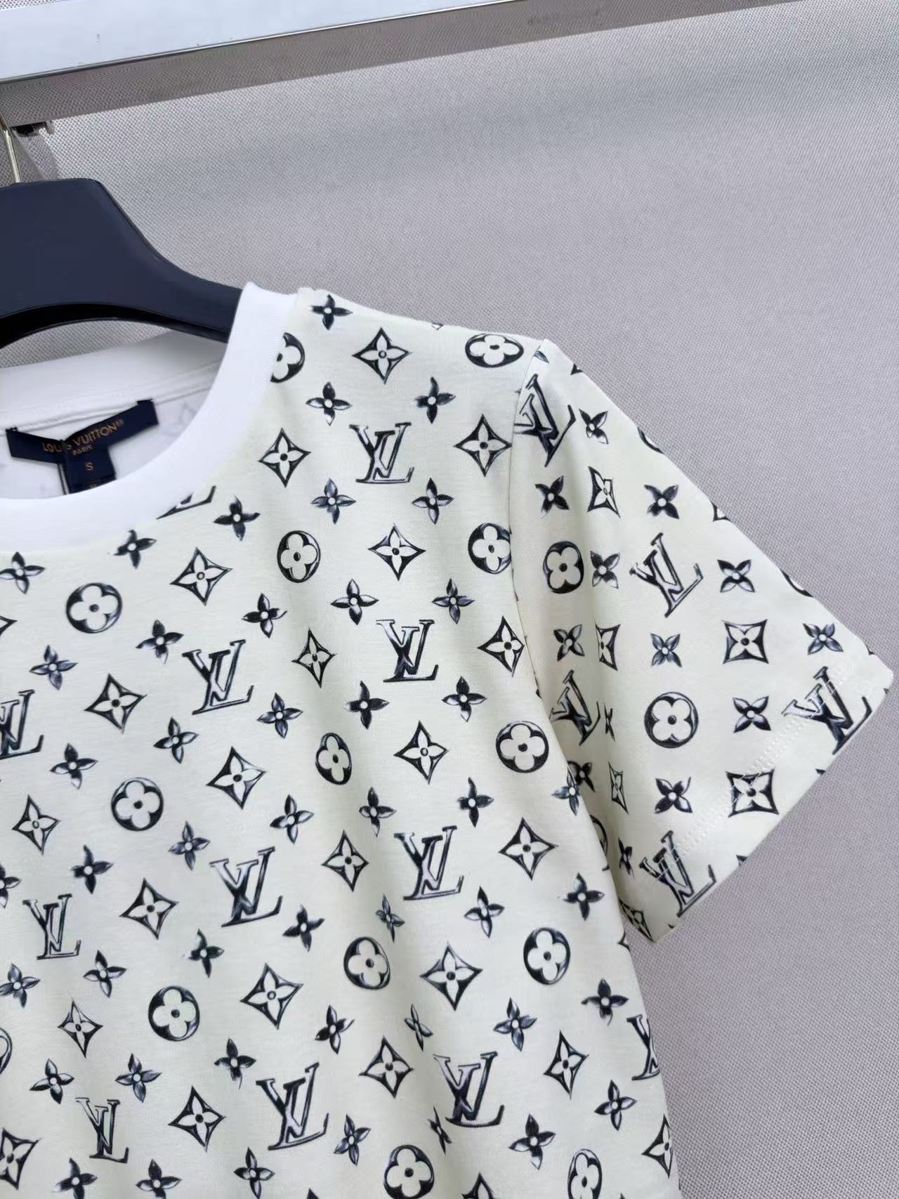 LO 26 Luxury Sketch Monogram Crop Tee