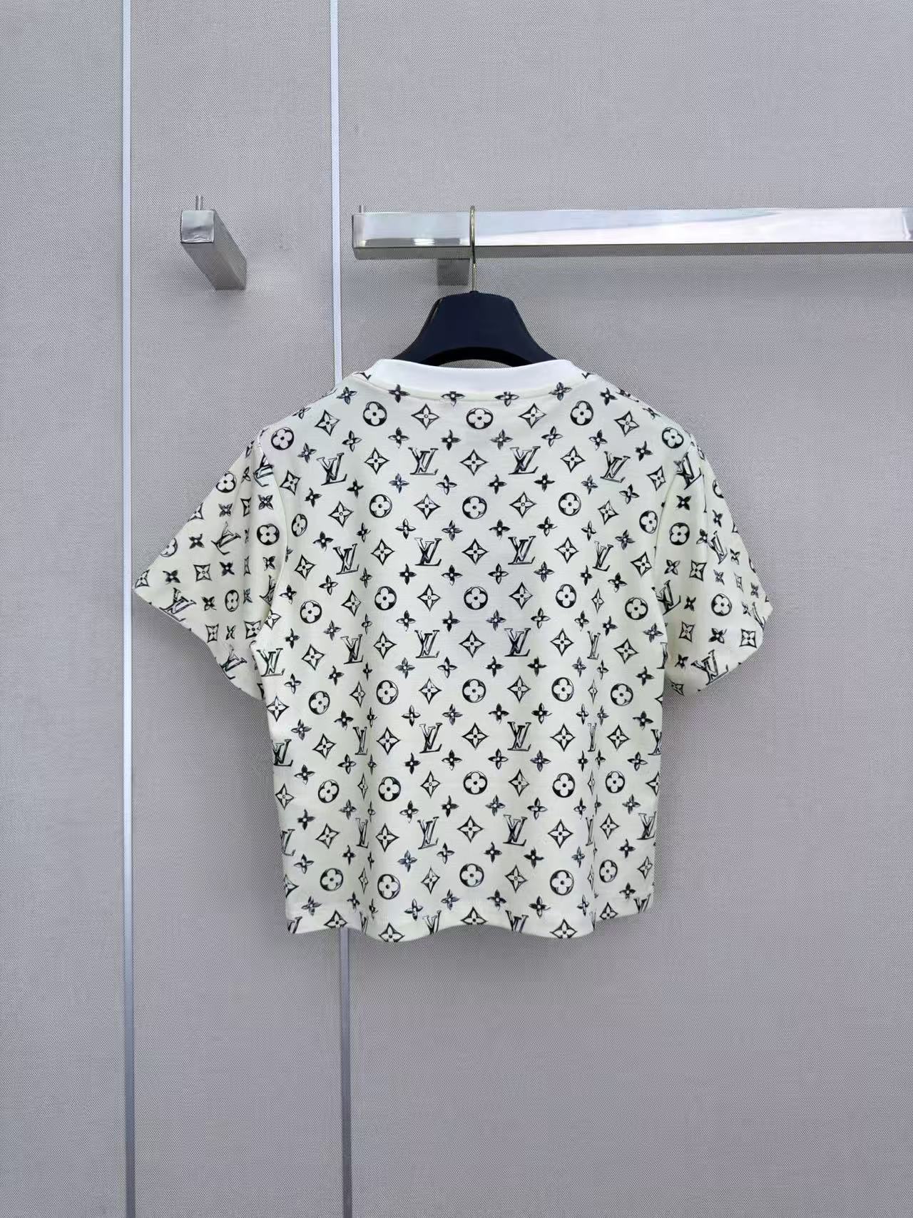 LO 26 Luxury Sketch Monogram Crop Tee