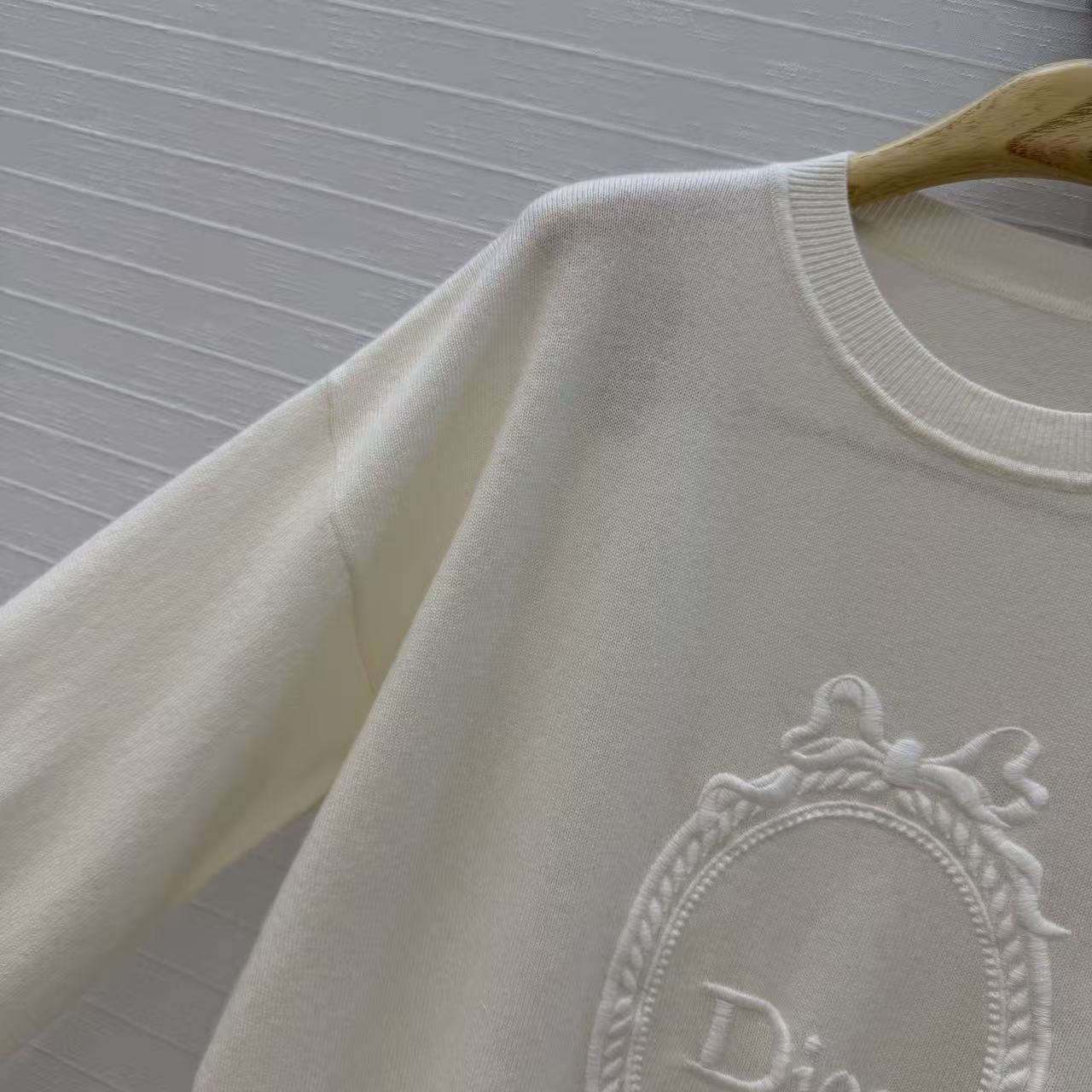Di Bow Mirror Frame Embroidery Cashmere Crewneck Sweater