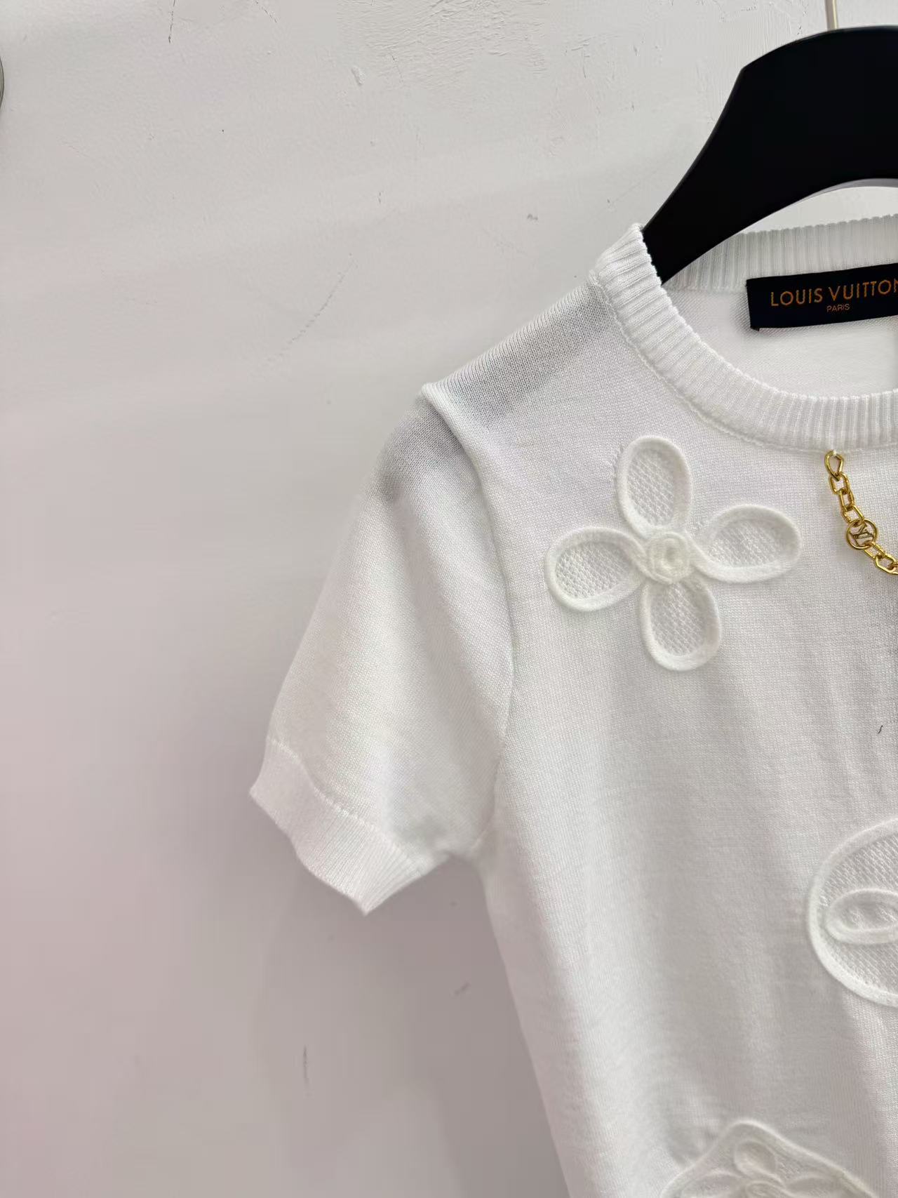 LO 26 Round Neck Hollow Flower Patch Lightweight Knit Tee