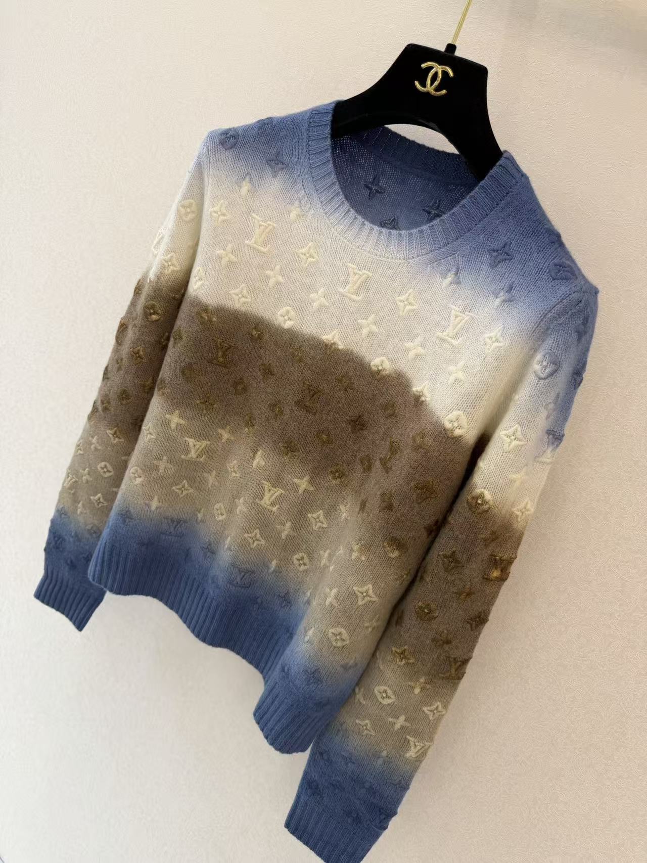 LO 26 Tie Dye Shaded Soft Cashmere Blend Long Sleeve Knit Top Full Raised Logo Pattern