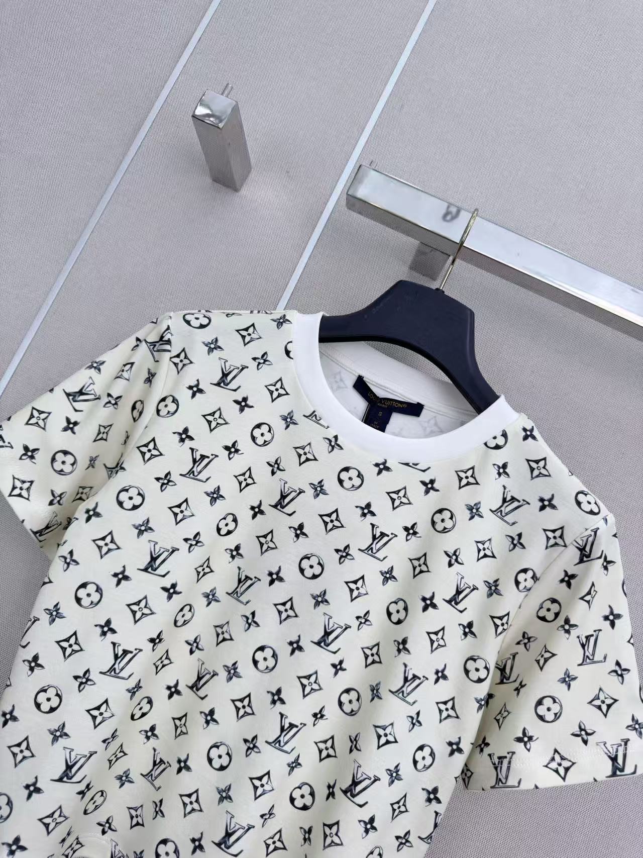 LO 26 Luxury Sketch Monogram Crop Tee