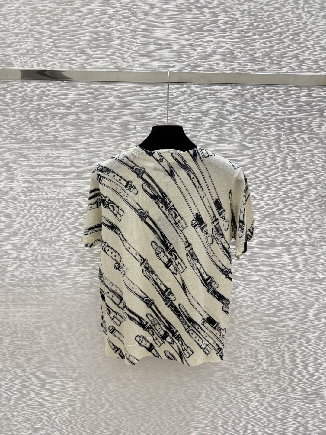 LO 26 Off White All Over Belt Illustration Fine Knit Tee
