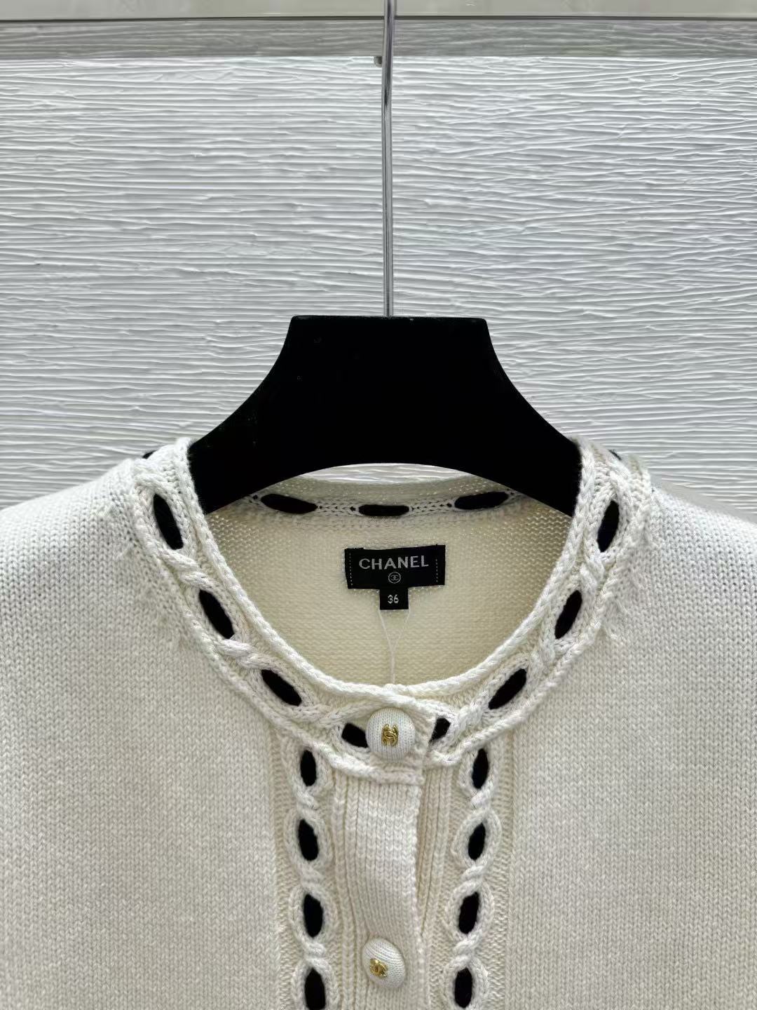 cha Round Neck Cropped Knit Top Contrast Binding Cutout Chain Line Front Placket