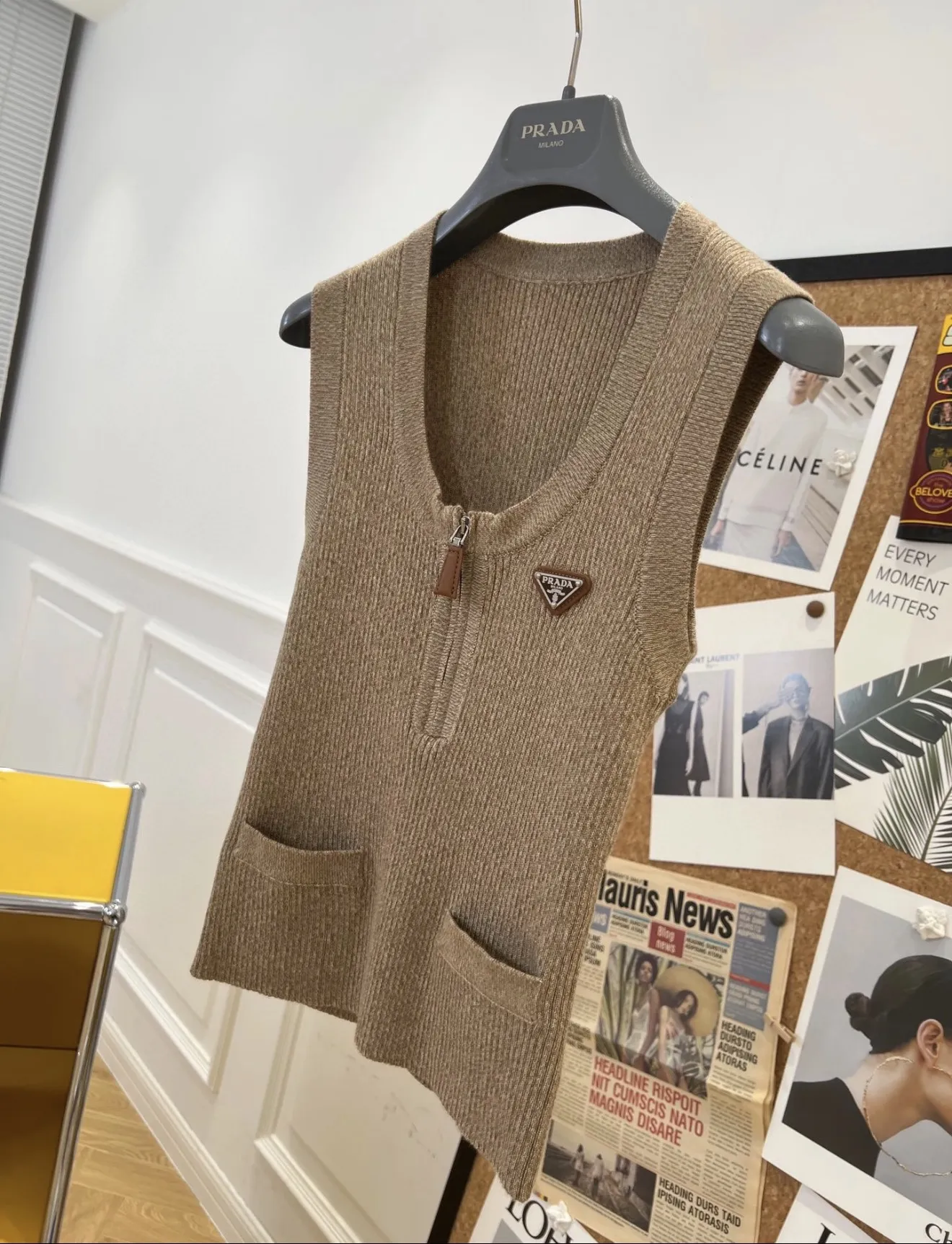 PRD Paper-cut character style triangle logo half-zip knitted vest