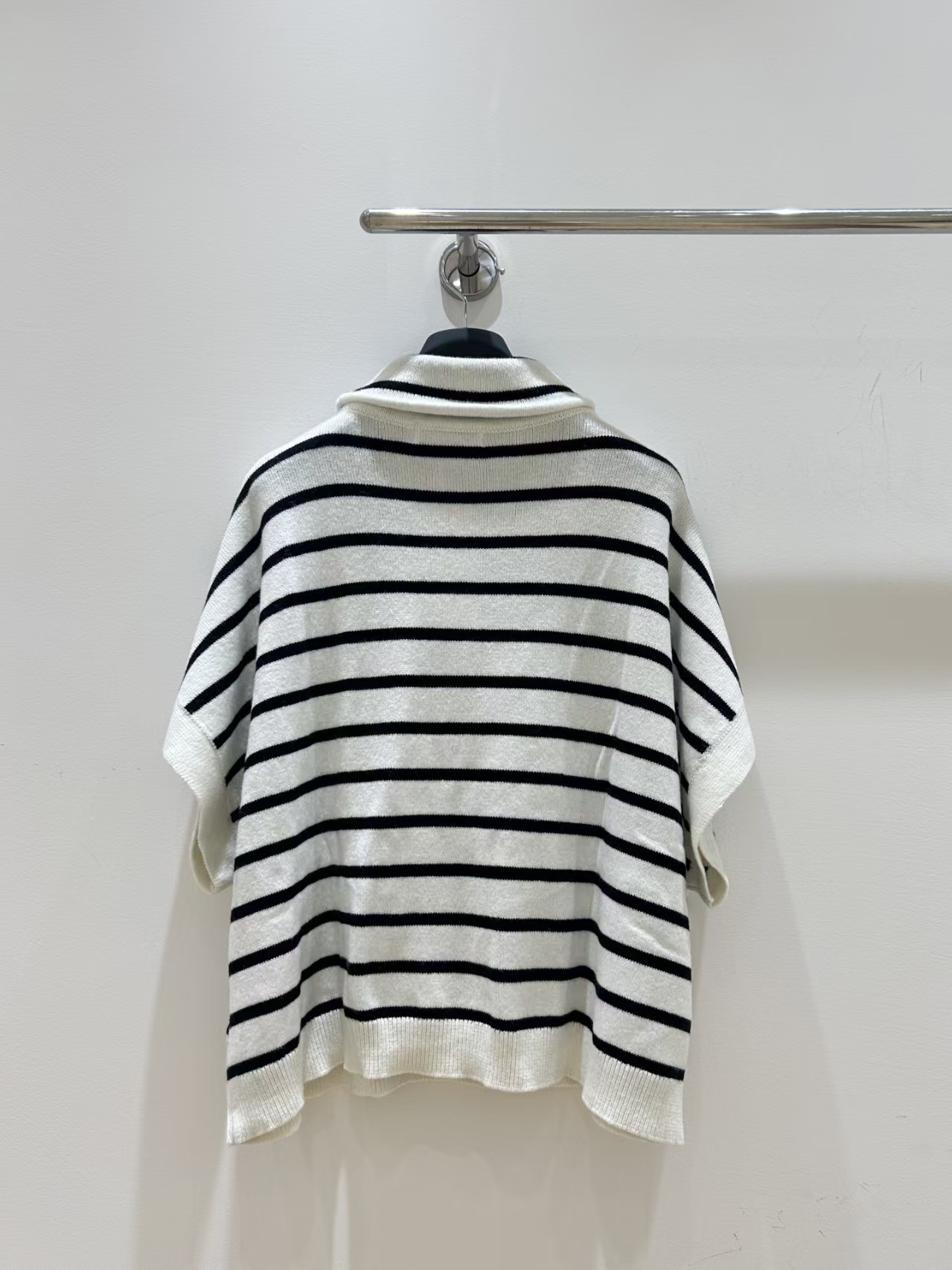 Di Striped EmbroideryTurtleneck Cape Knitwear