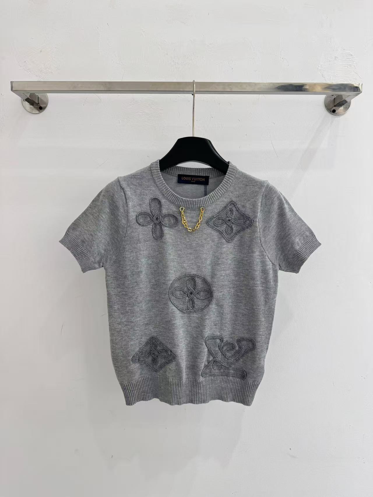 LO 26 Round Neck Hollow Flower Patch Lightweight Knit Tee
