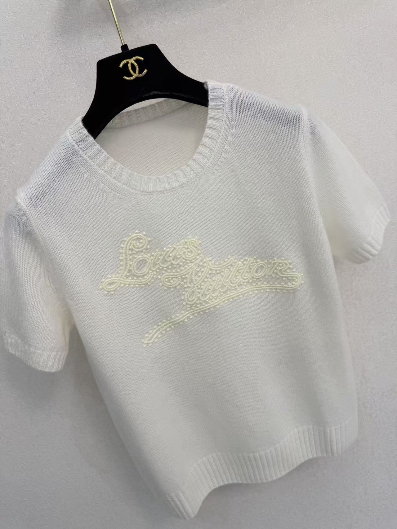 LO 26 Lightweight Fine Knit Tee Round Neck Rib Trim Hand Stitched Beads Script Graphic