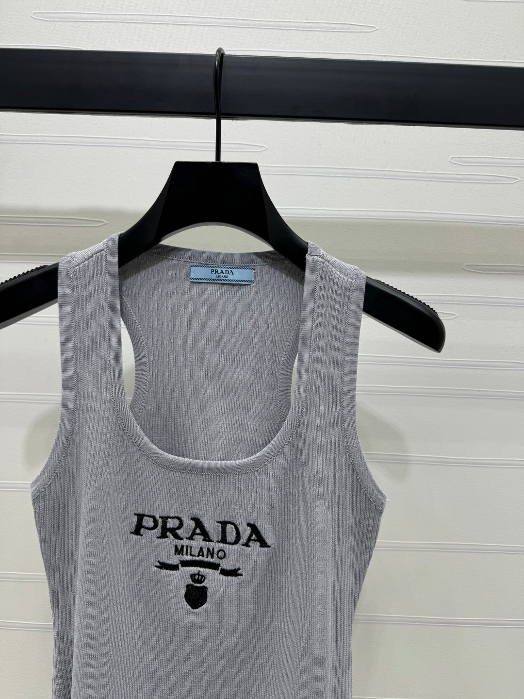 PR U-neck embroidered knitted vest