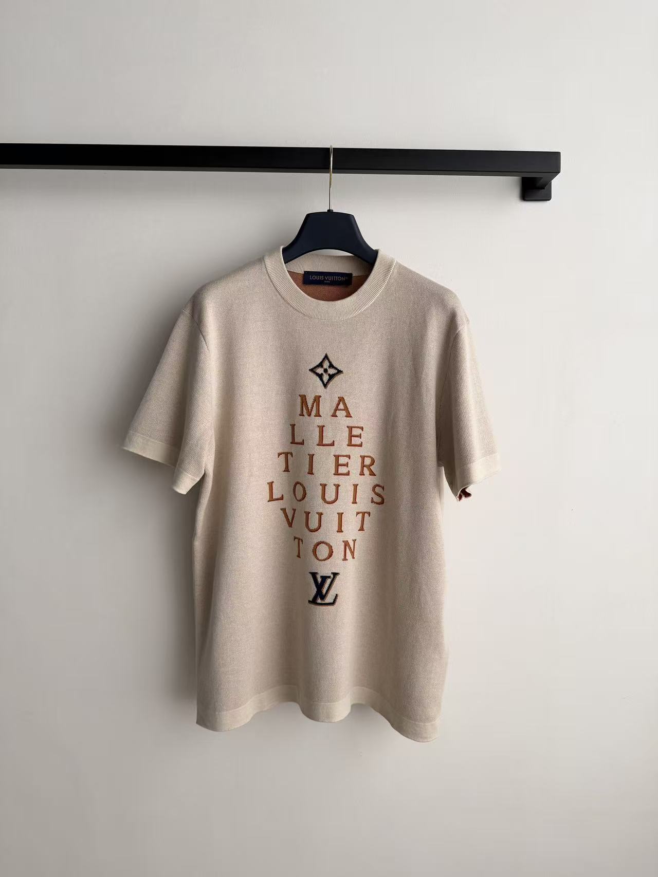 LO 26 Malletier  Letter Embroidery Knit Short Sleeve Top
