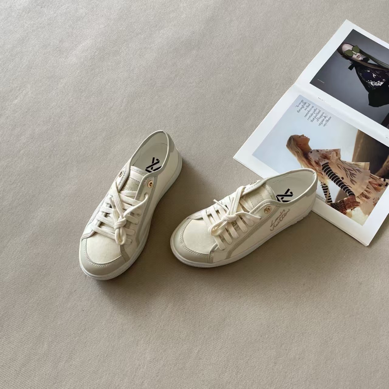 LO 26P Casual Shoes / White Shoes