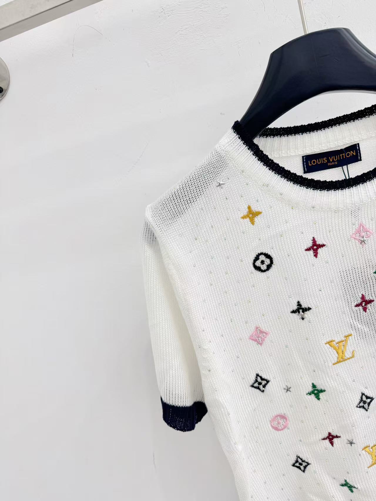 LO 26Two Tone Colorful Embroidery Star Motif Short Sleeve Knit Top