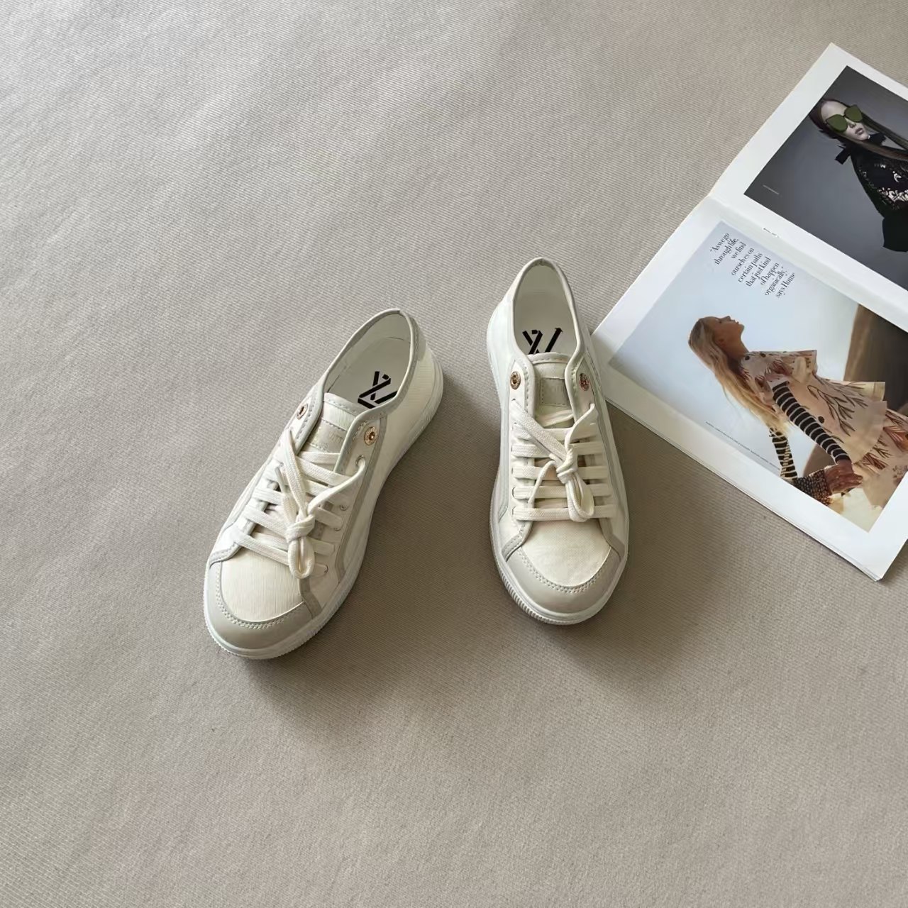 LO 26P Casual Shoes / White Shoes