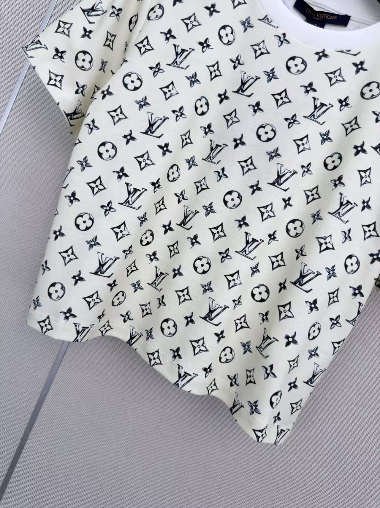 LO 26 Luxury Sketch Monogram Crop Tee