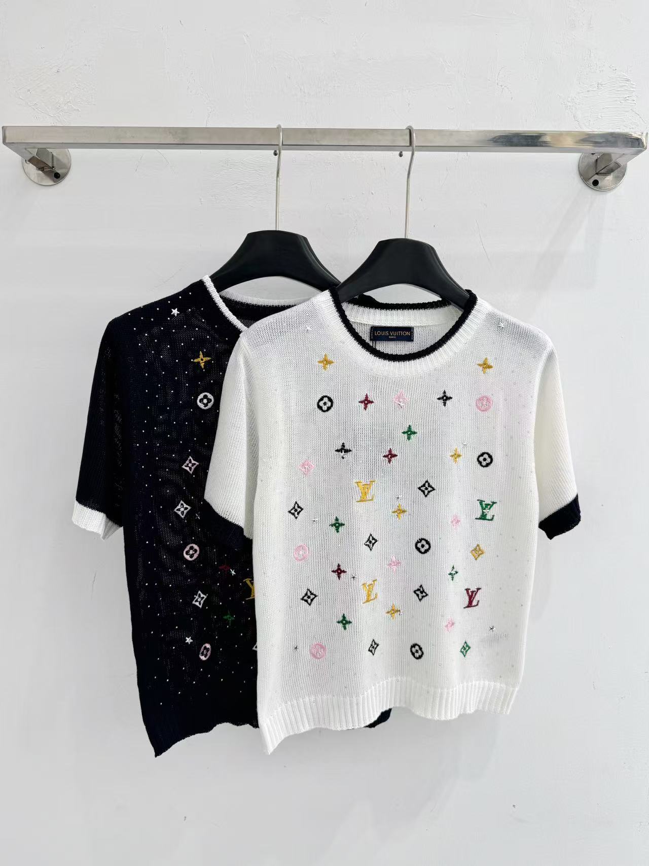 LO 26Two Tone Colorful Embroidery Star Motif Short Sleeve Knit Top