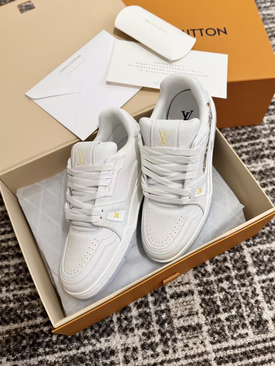 LO 26 Full Grain Leather Lace Up Casual Trainers Minimal Gold Branding Detail
