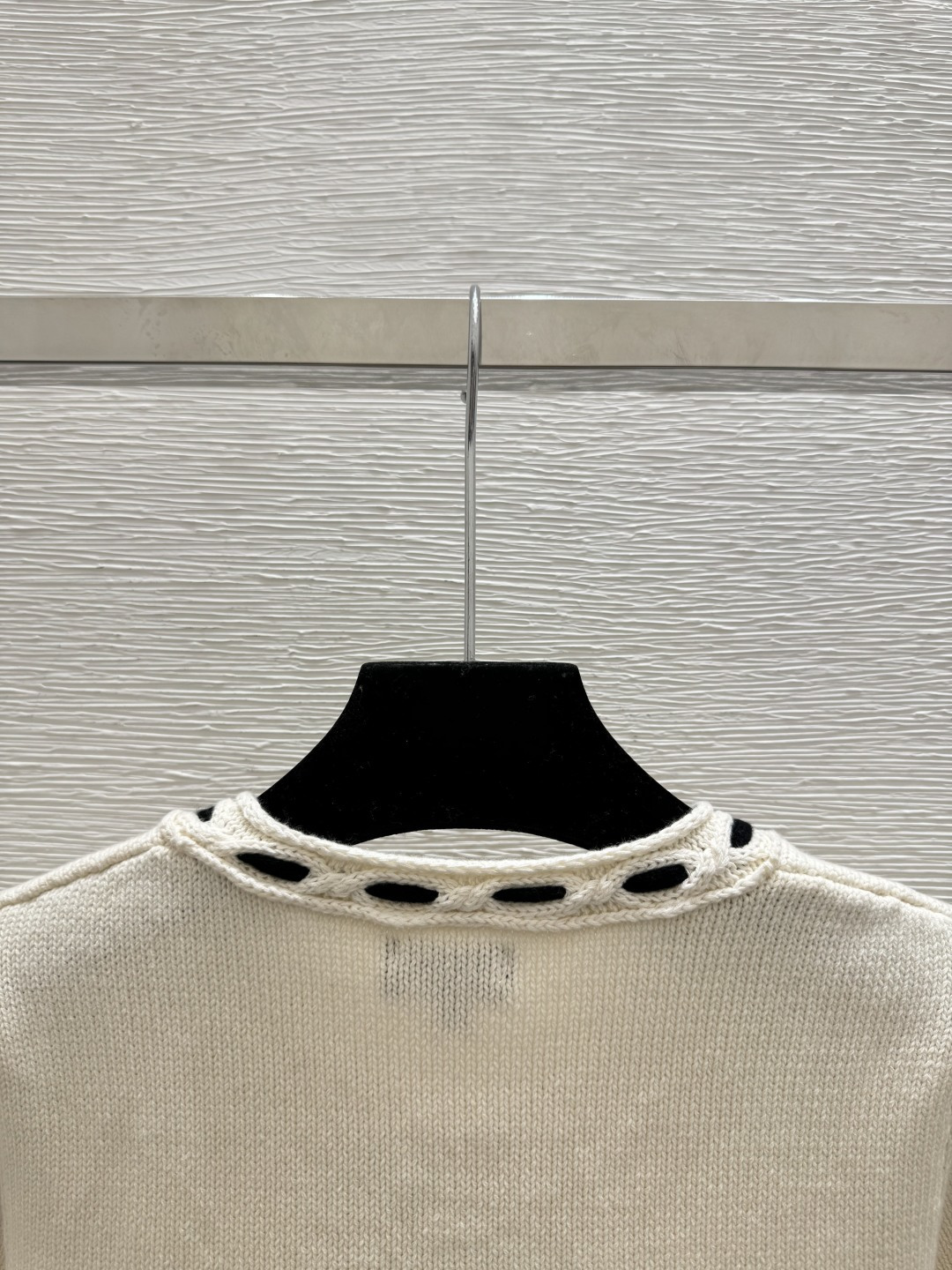 cha Round Neck Cropped Knit Top Contrast Binding Cutout Chain Line Front Placket