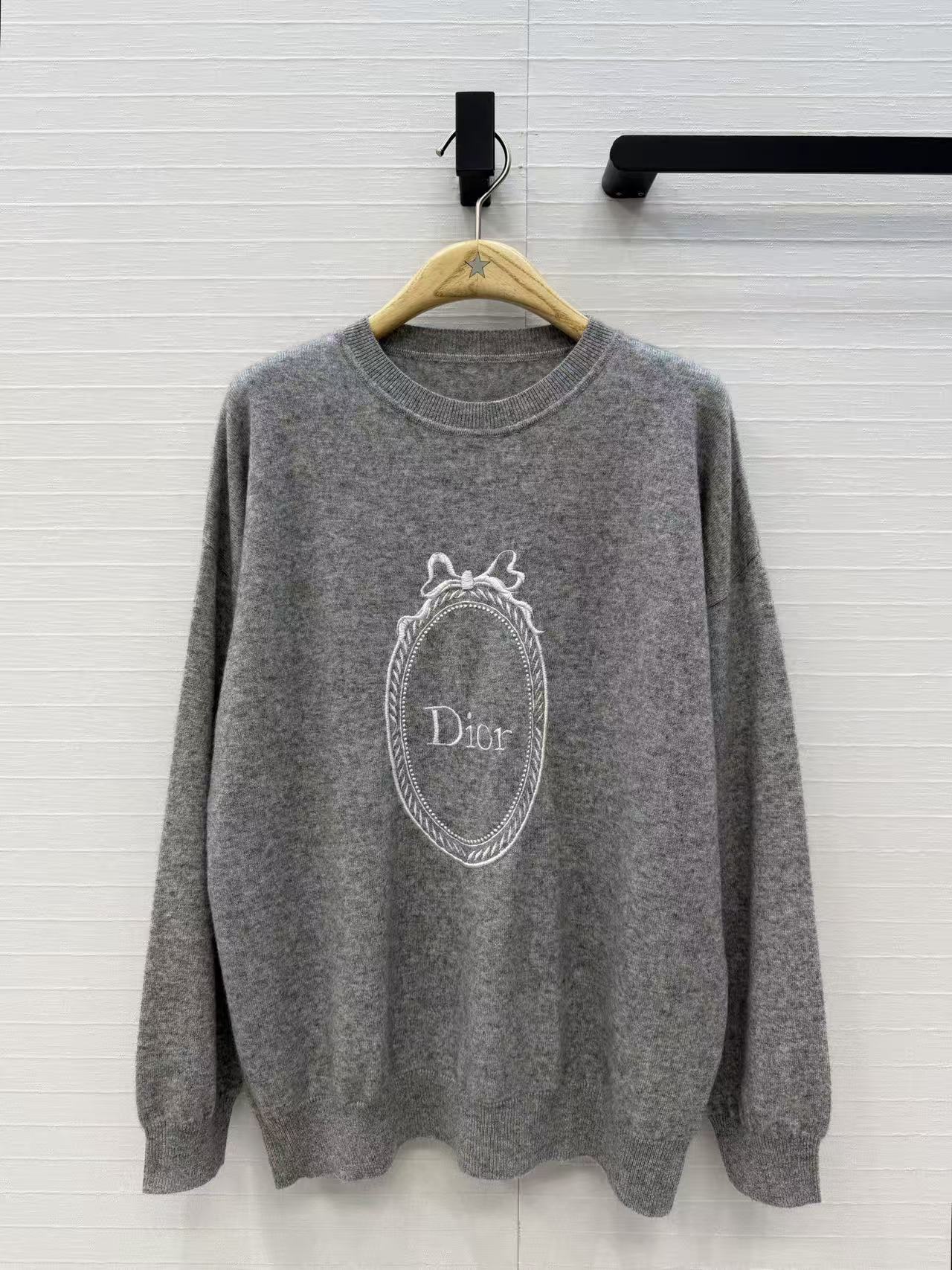 Di Bow Mirror Frame Embroidery Cashmere Crewneck Sweater