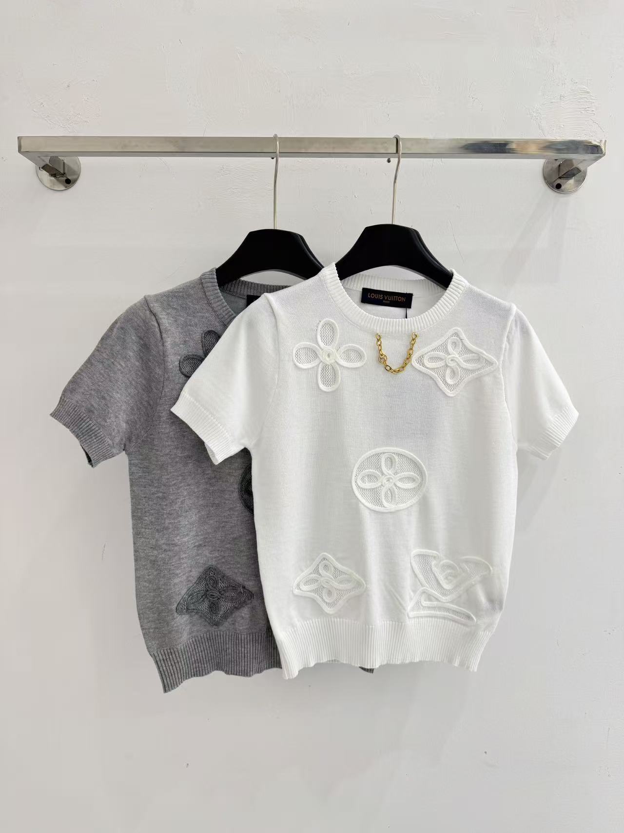 LO 26 Round Neck Hollow Flower Patch Lightweight Knit Tee