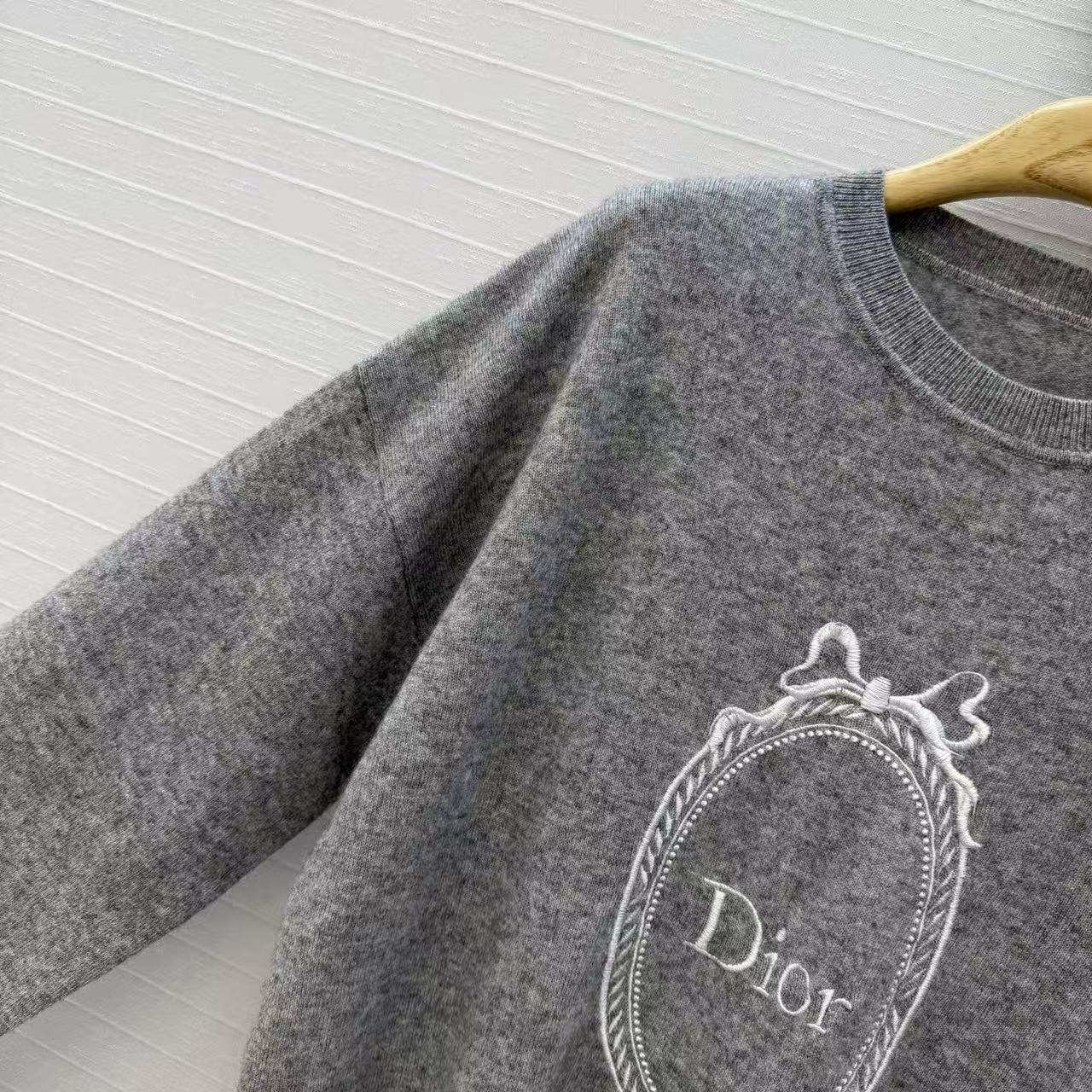 Di Bow Mirror Frame Embroidery Cashmere Crewneck Sweater