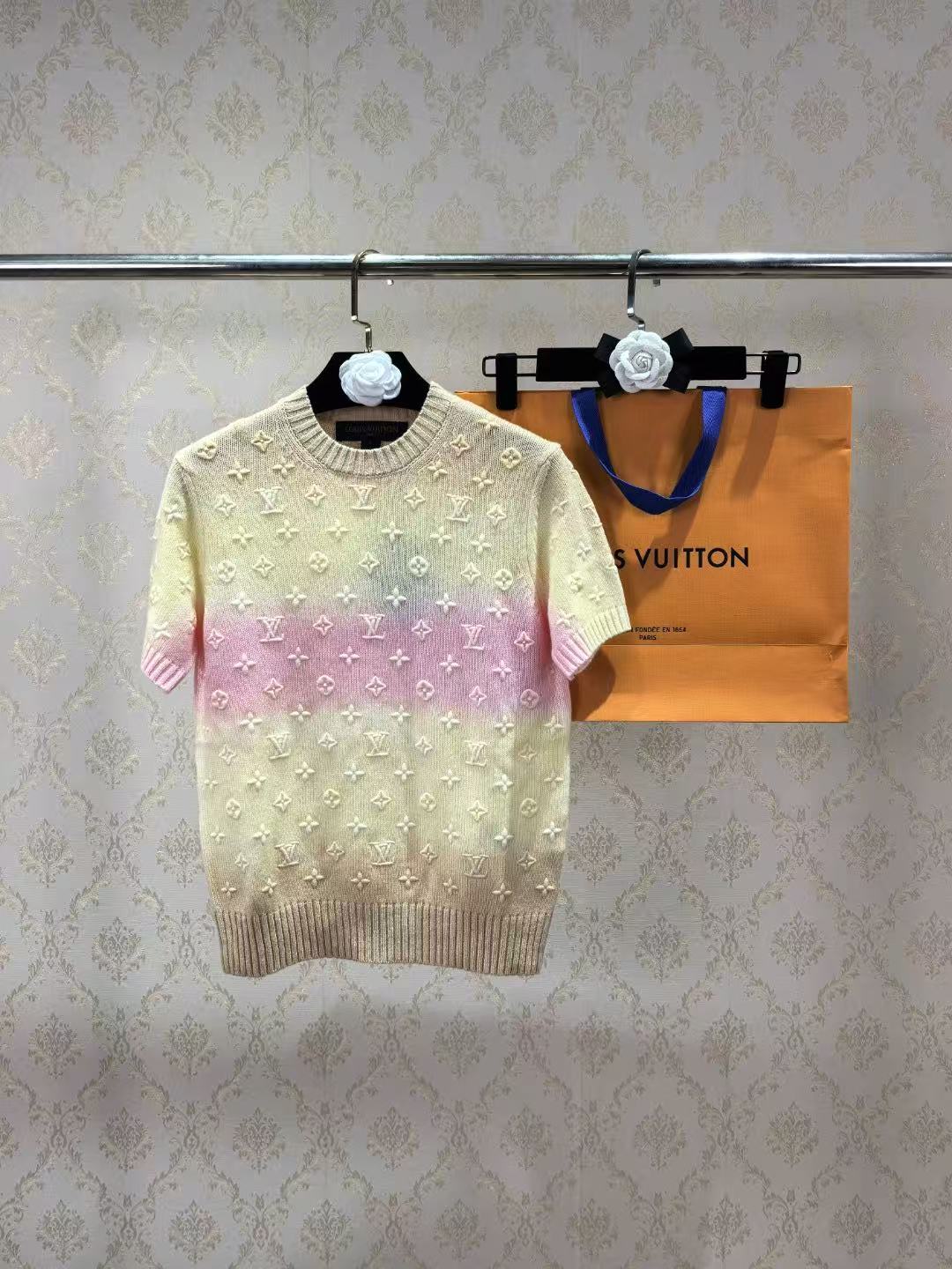 LO 26 Pastel Ombre Embossed Logo Short Sleeve Knit Sweater