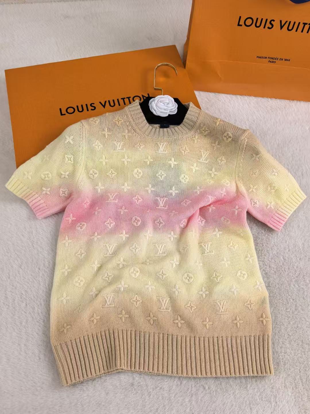 LO 26 Pastel Ombre Embossed Logo Short Sleeve Knit Sweater