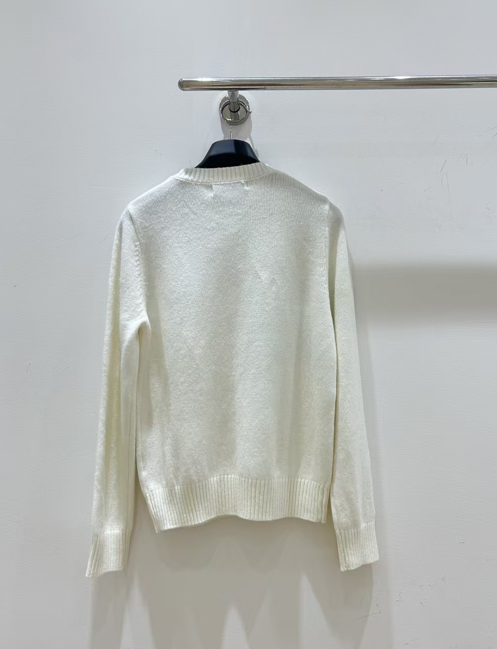 Di jacquardknit crew neck long sleeve sweater.