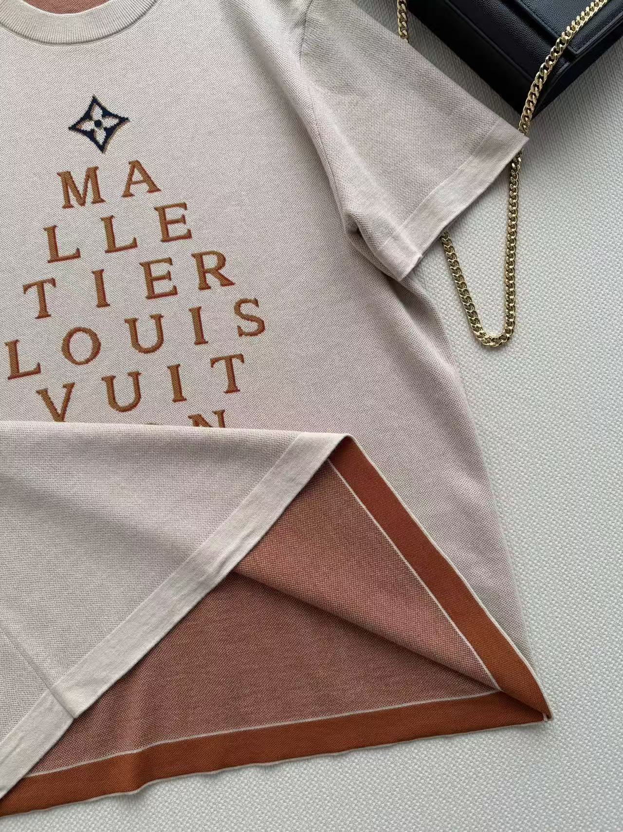 LO 26 Malletier  Letter Embroidery Knit Short Sleeve Top