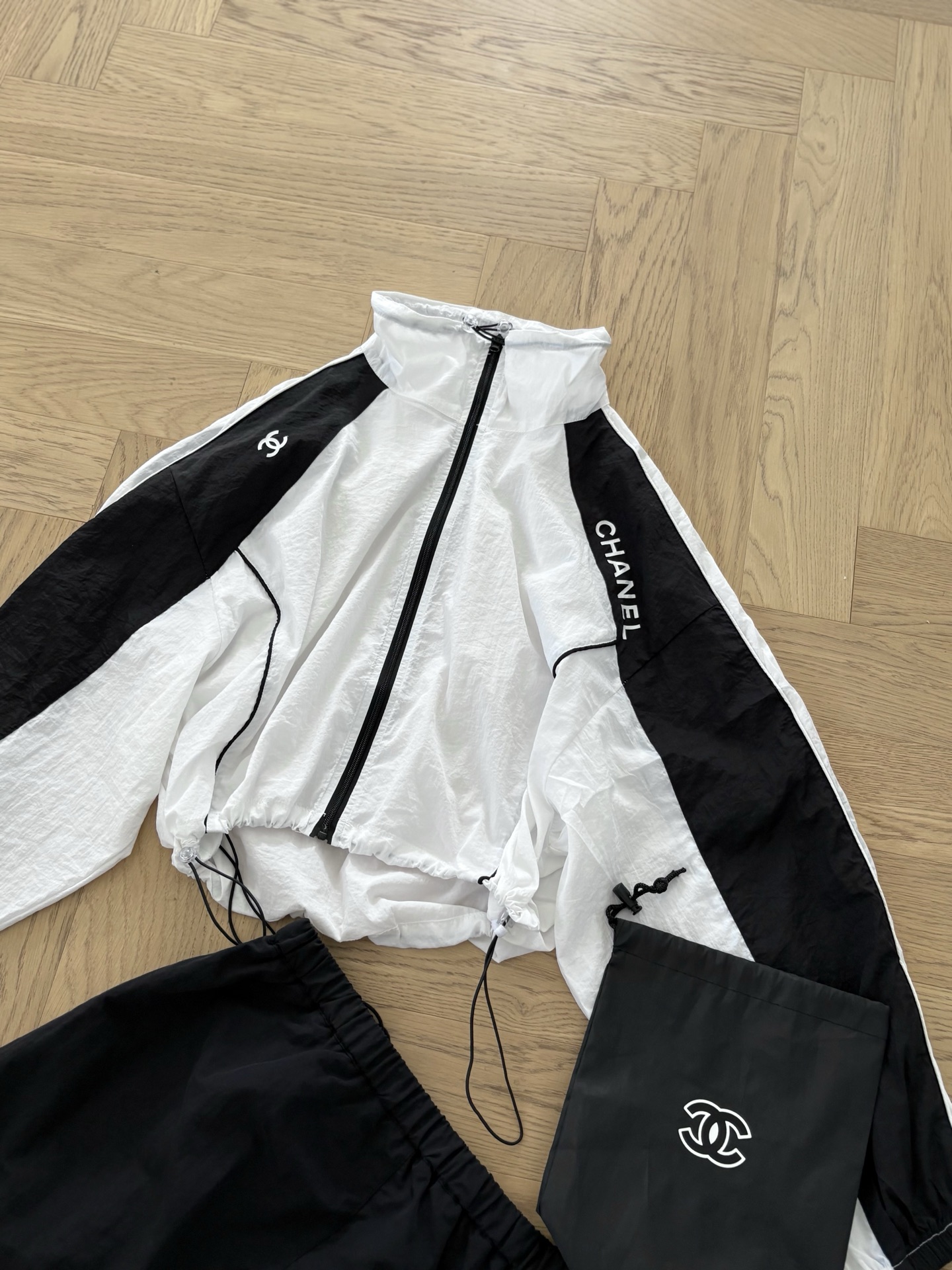 Cha26 summer new Xiaoxiang vintage black and white contrasting sunscreen jacket+sports style small bag
