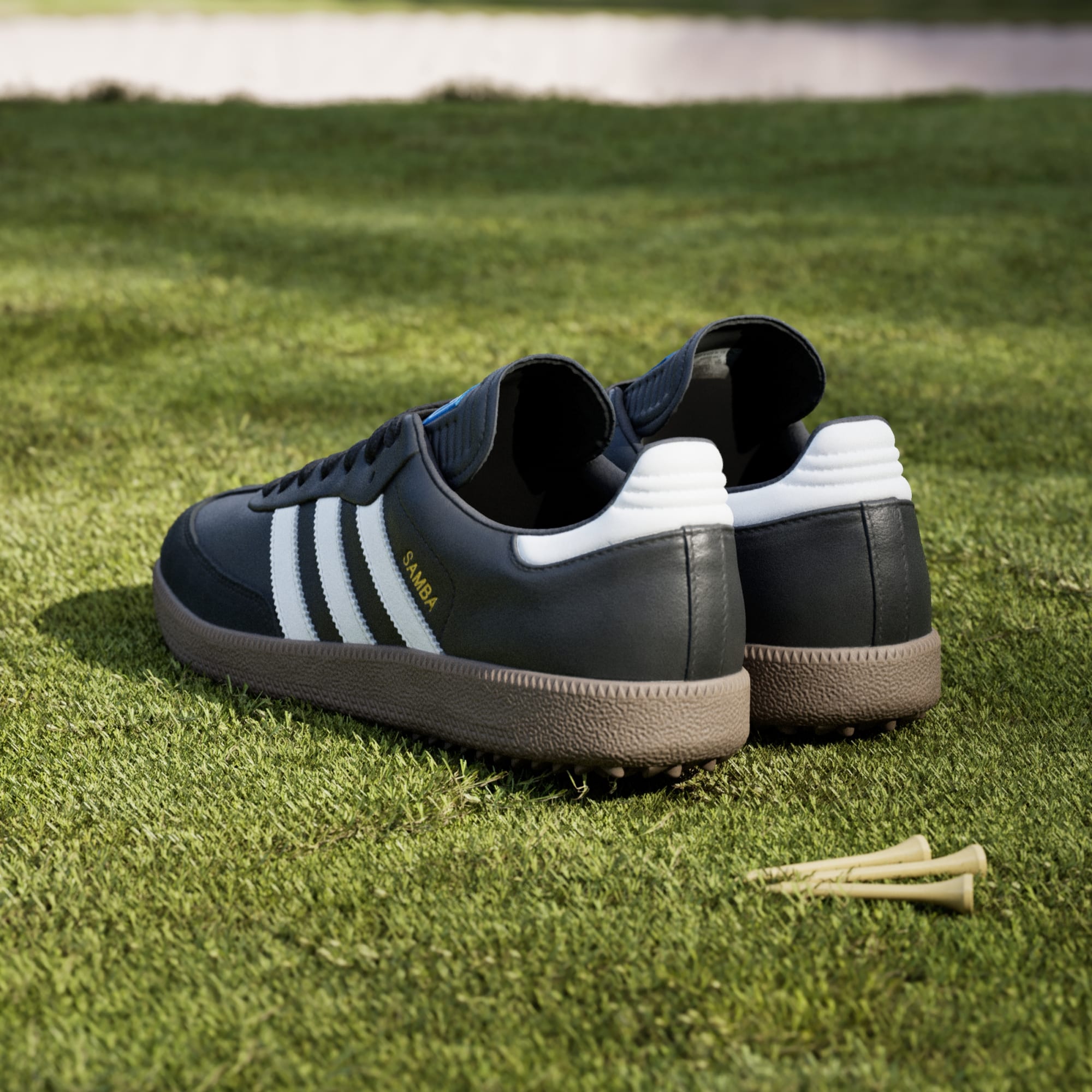 삼바 스파이크리스 - Core Black / Cloud White / Gum