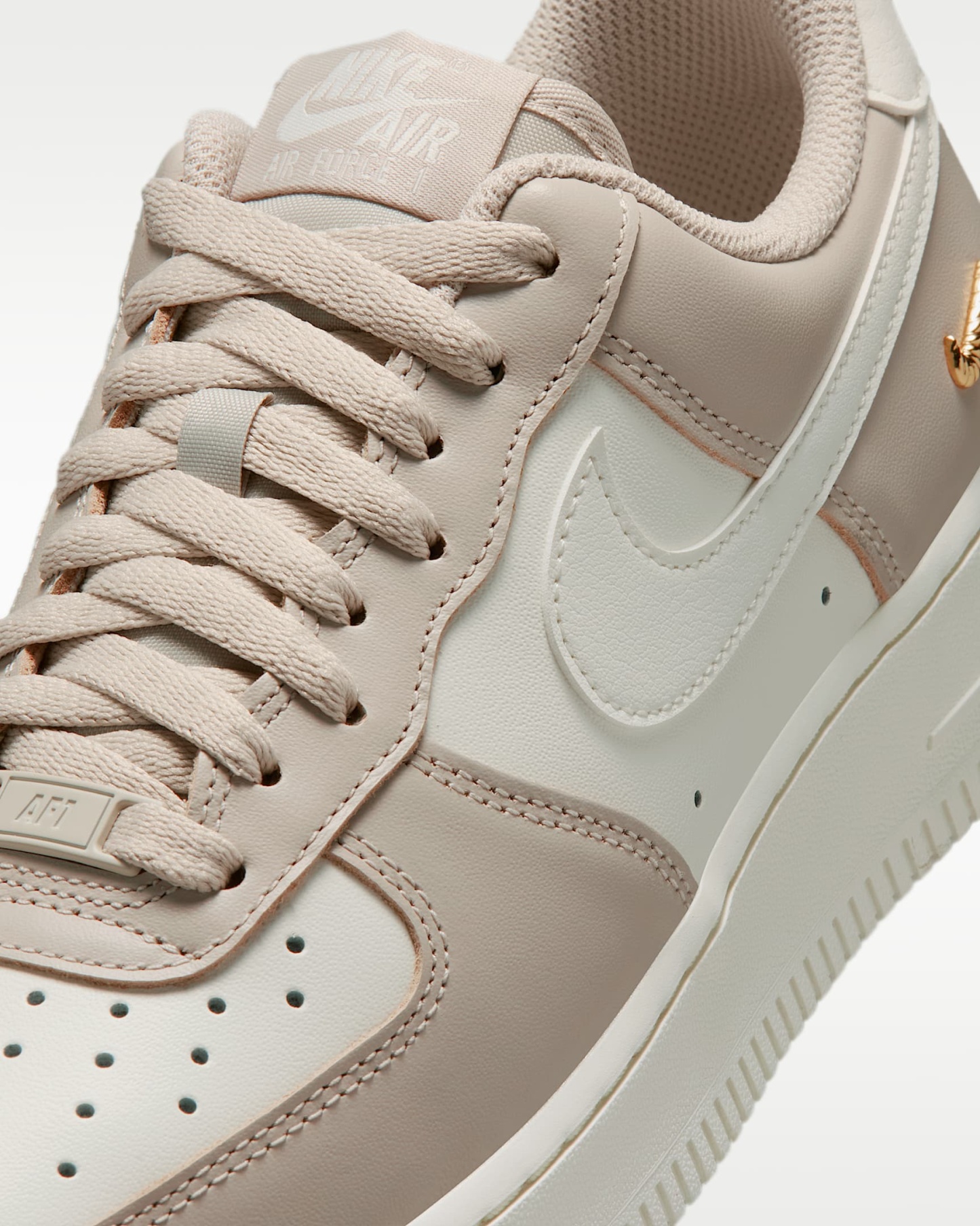 나이키 에어 포스 1 '07 여성 신발 - 크림 II/메탈릭 골드/세일