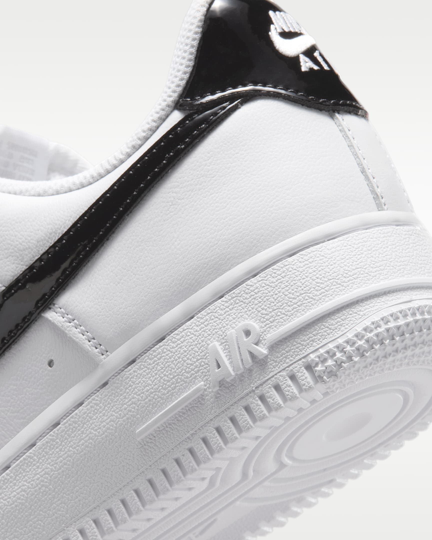 나이키 에어 포스 1 '07 SE 여성 신발 - 화이트/메탈릭 실버/블랙