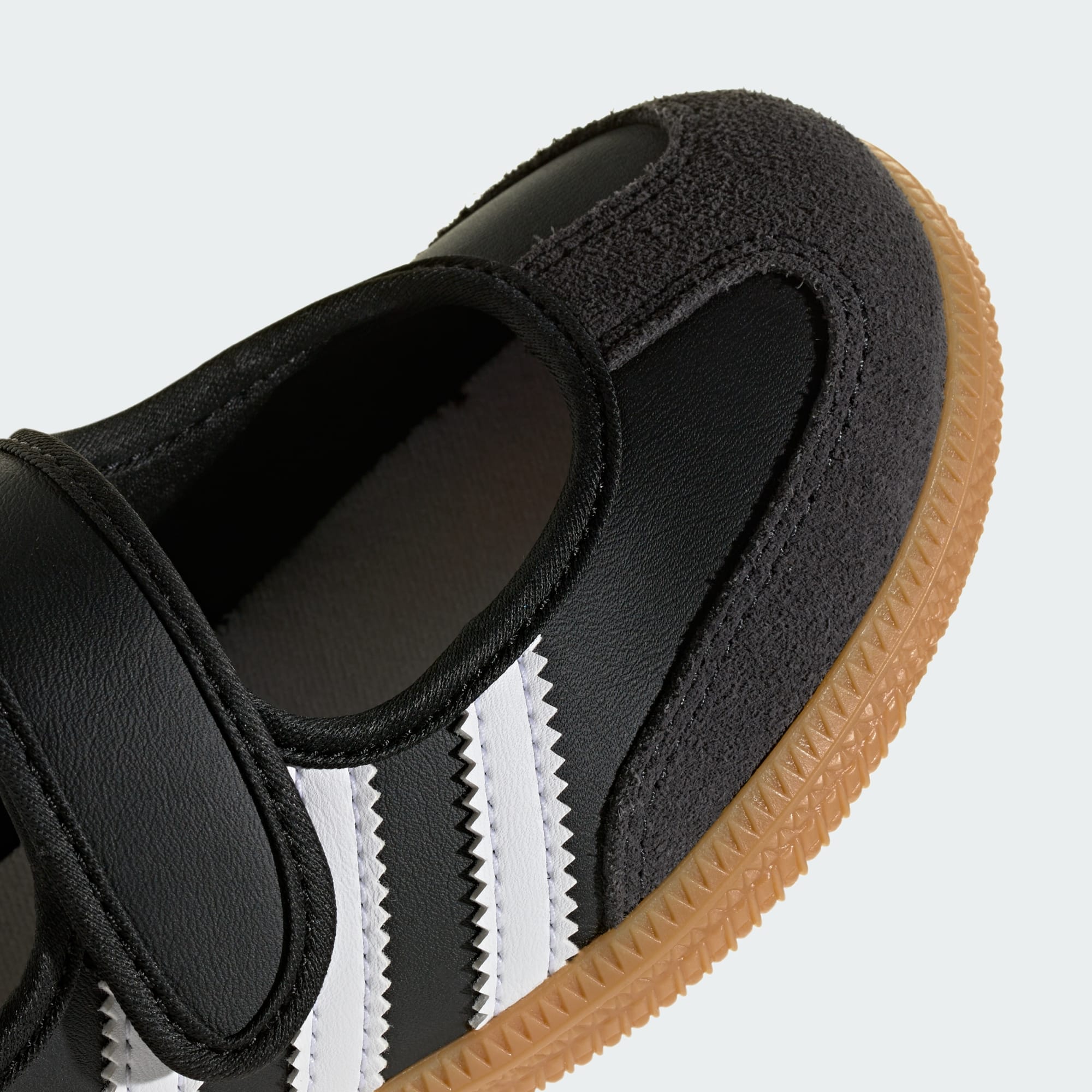 삼바 제인 - Core Black / Cloud White / Gum