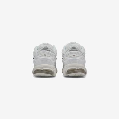 U1906980 - White