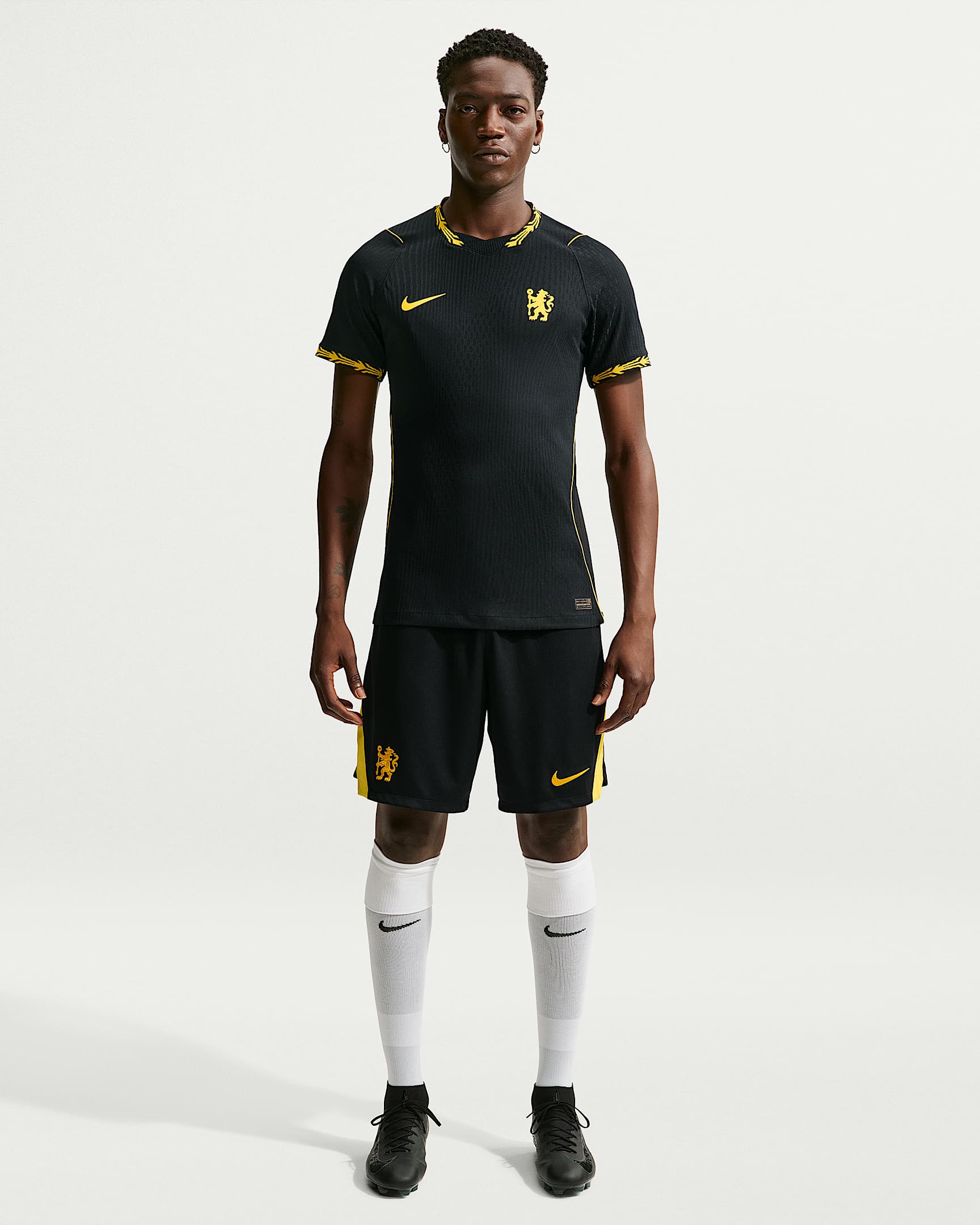 Chelsea FC 2026/27 Maç Deplasman Nike Aero-FIT Orijinal Erkek Futbol Forması - Siyah/Midwest Gold/Midwest Gold