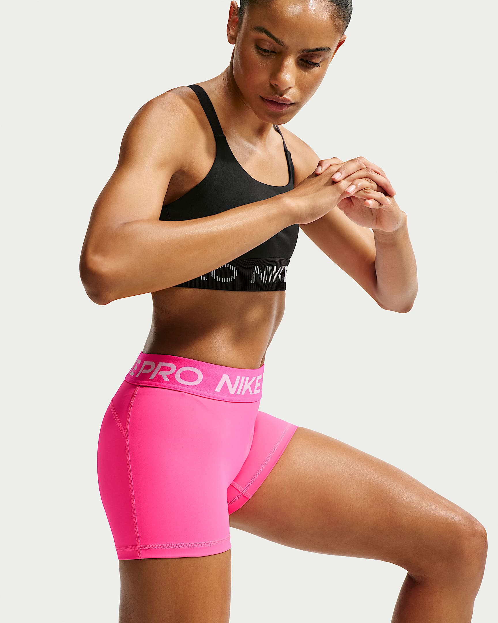 Nike Pro Normal Belli 8 cm Kadın Bisiklet Şortu - Hyper Pink/Beyaz