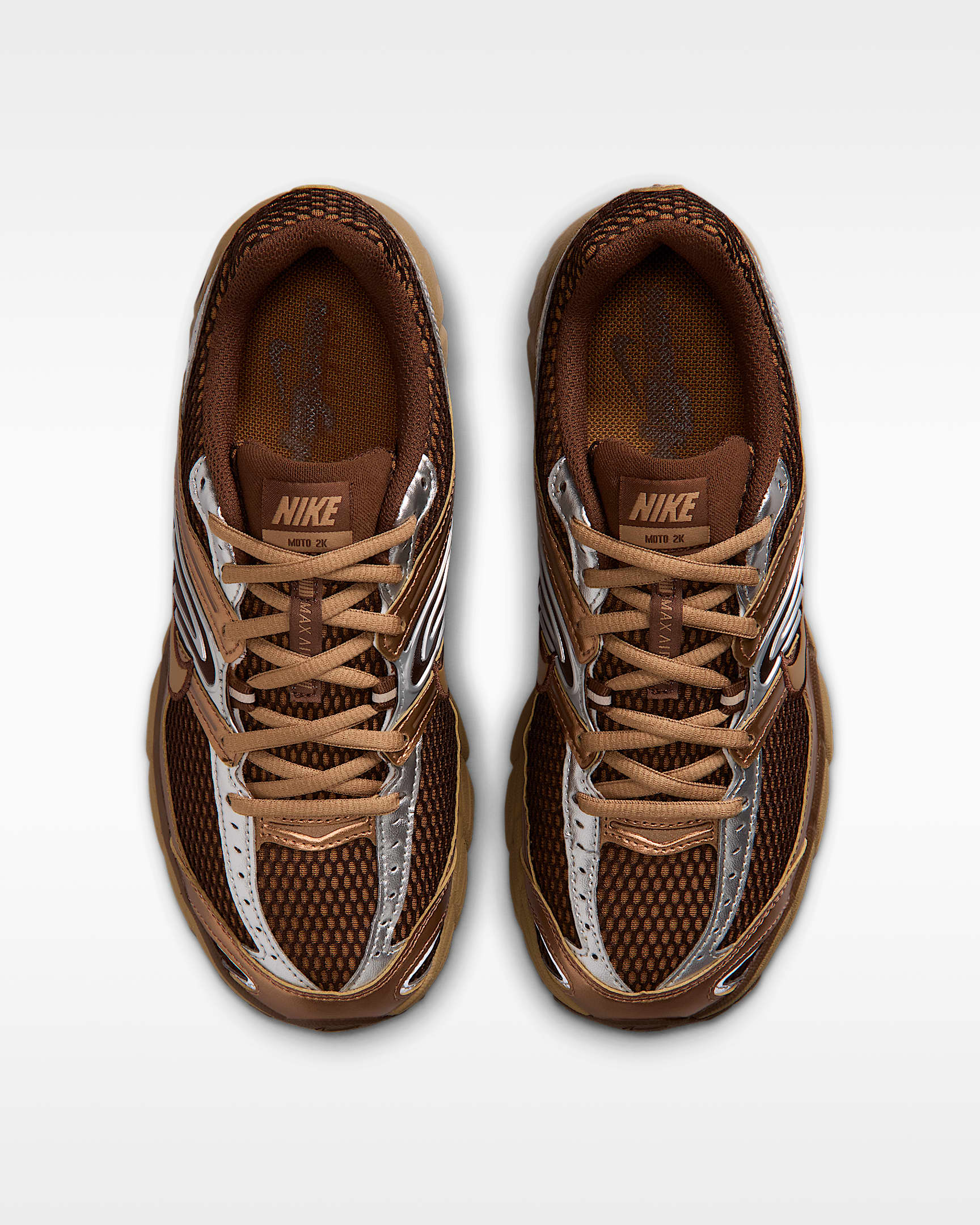 Yansıtıcı Vurgulara Sahip Nike Air Max Moto 2K Kadın Ayakkabısı - Light British Tan/Cacao Wow/Metallic Silver/Dark Driftwood