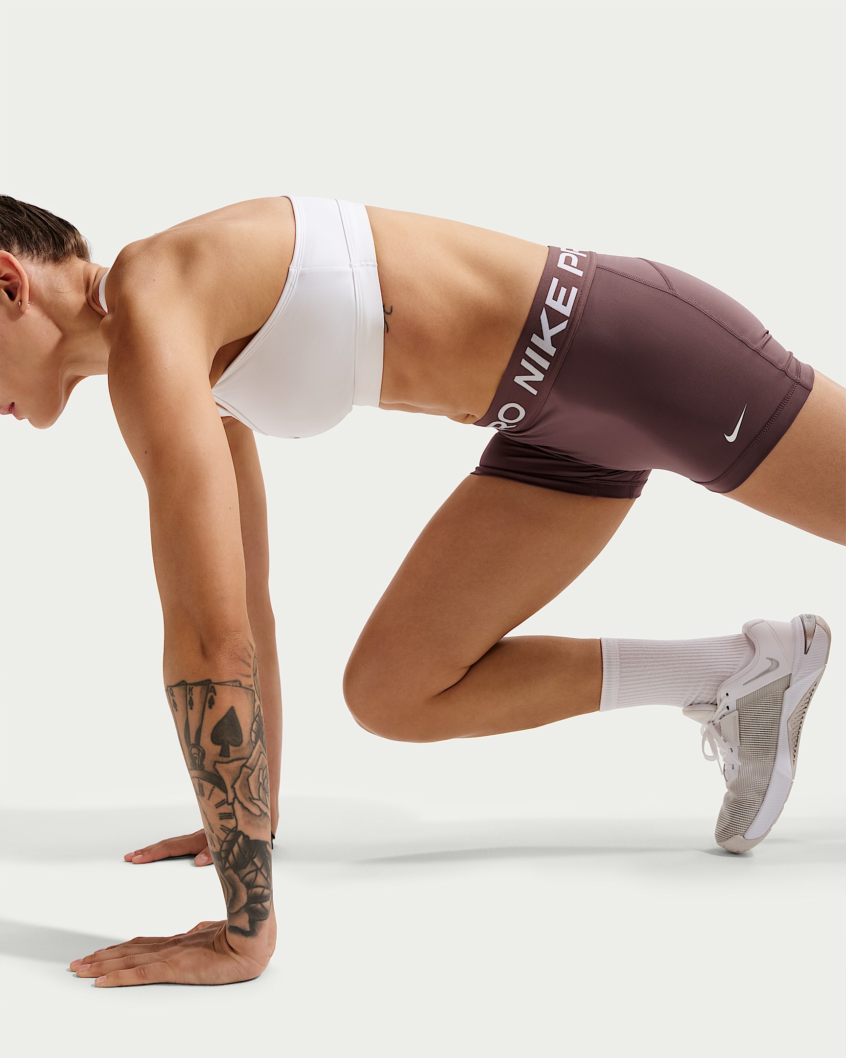 Nike Pro Normal Belli 8 cm Kadın Bisiklet Şortu - Tattoo/Beyaz