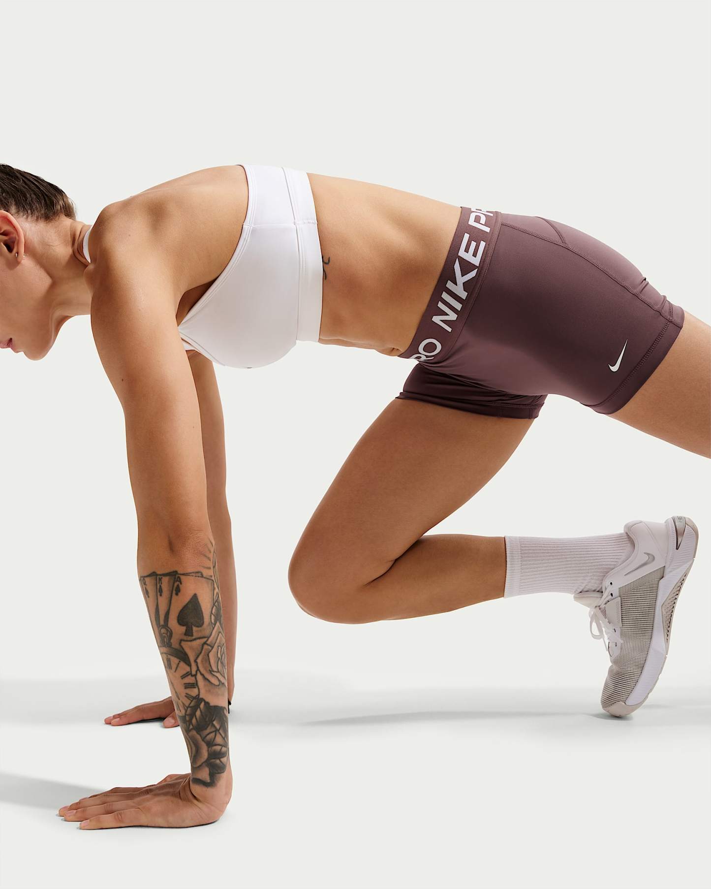 Nike Pro Normal Belli 8 cm Kadın Bisiklet Şortu - Tattoo/Beyaz