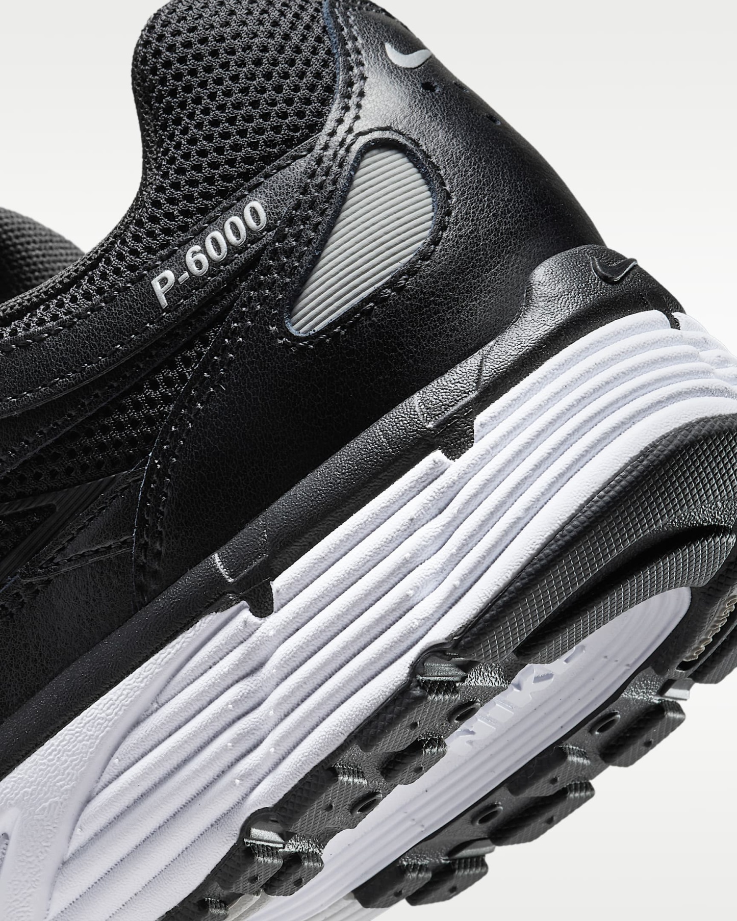 Nike P-6000 Ayakkabı - Siyah/Beyaz/Metallic Silver/Siyah