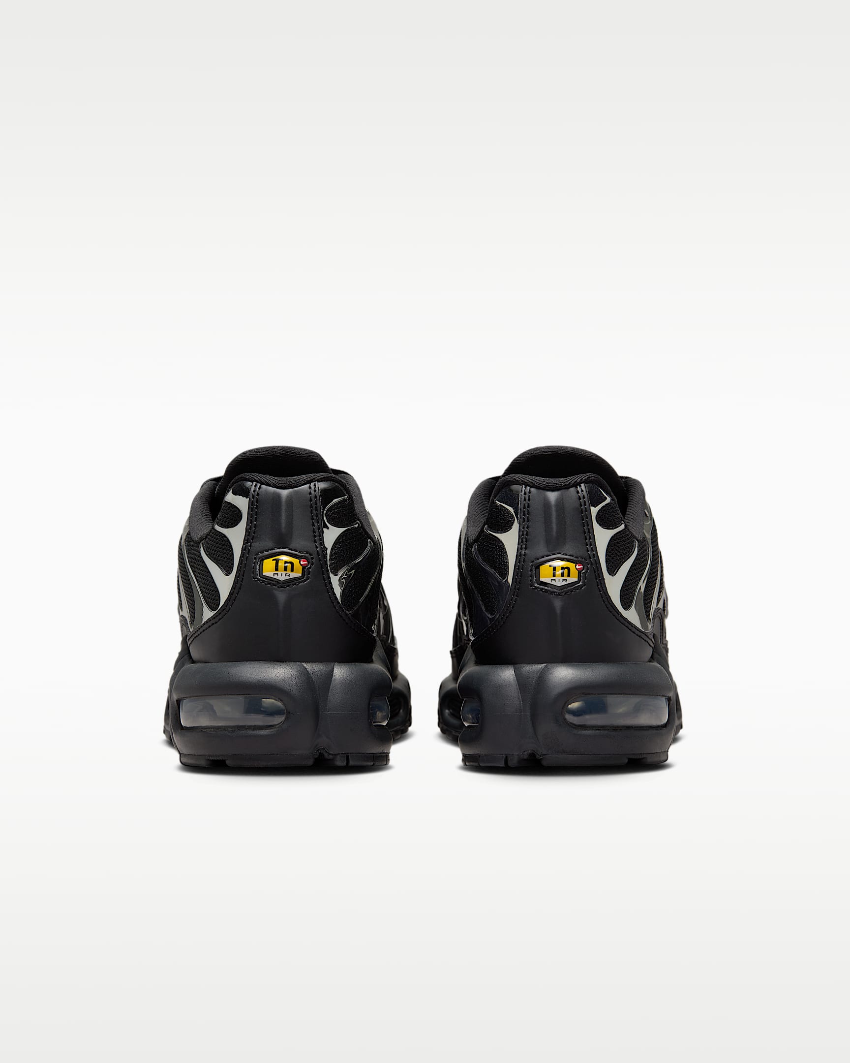 Nike Air Max Plus SE Kadın Ayakkabısı - Siyah/Metallic Silver/Laser Crimson/Off Noir