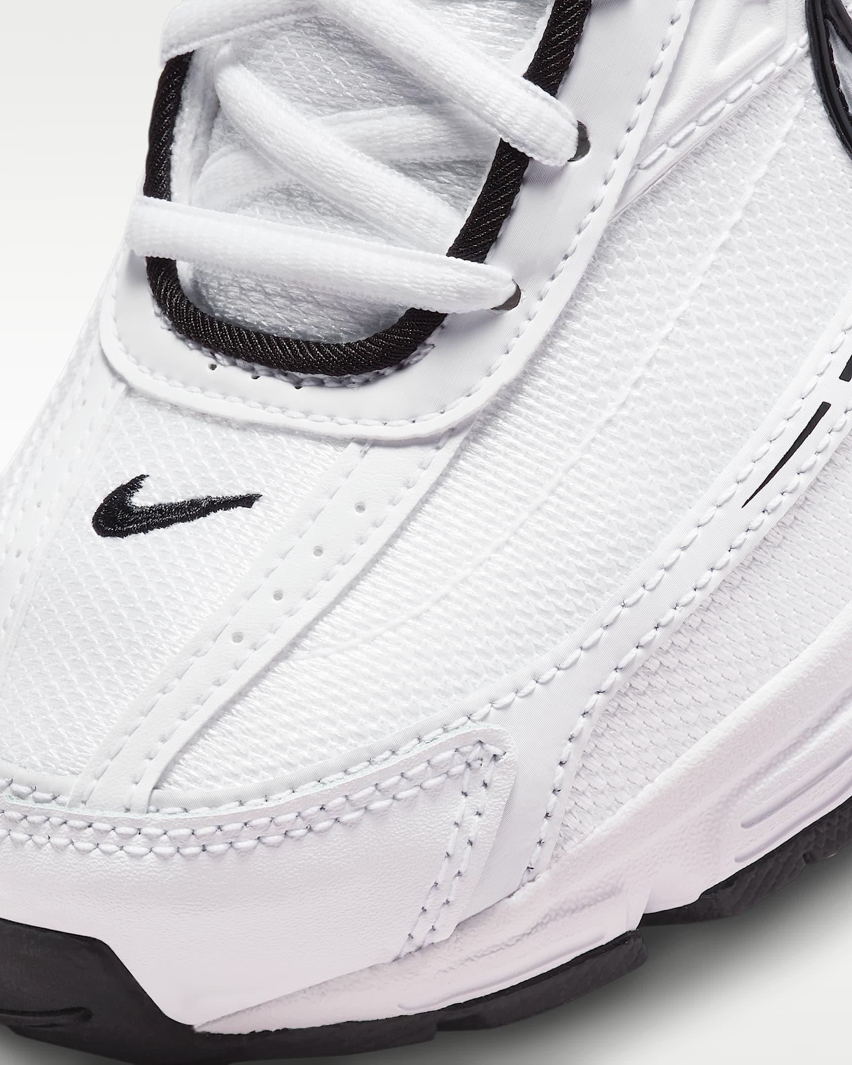 Nike Initiator Kadın Ayakkabısı - Beyaz/Beyaz/Siyah/Metallic Silver